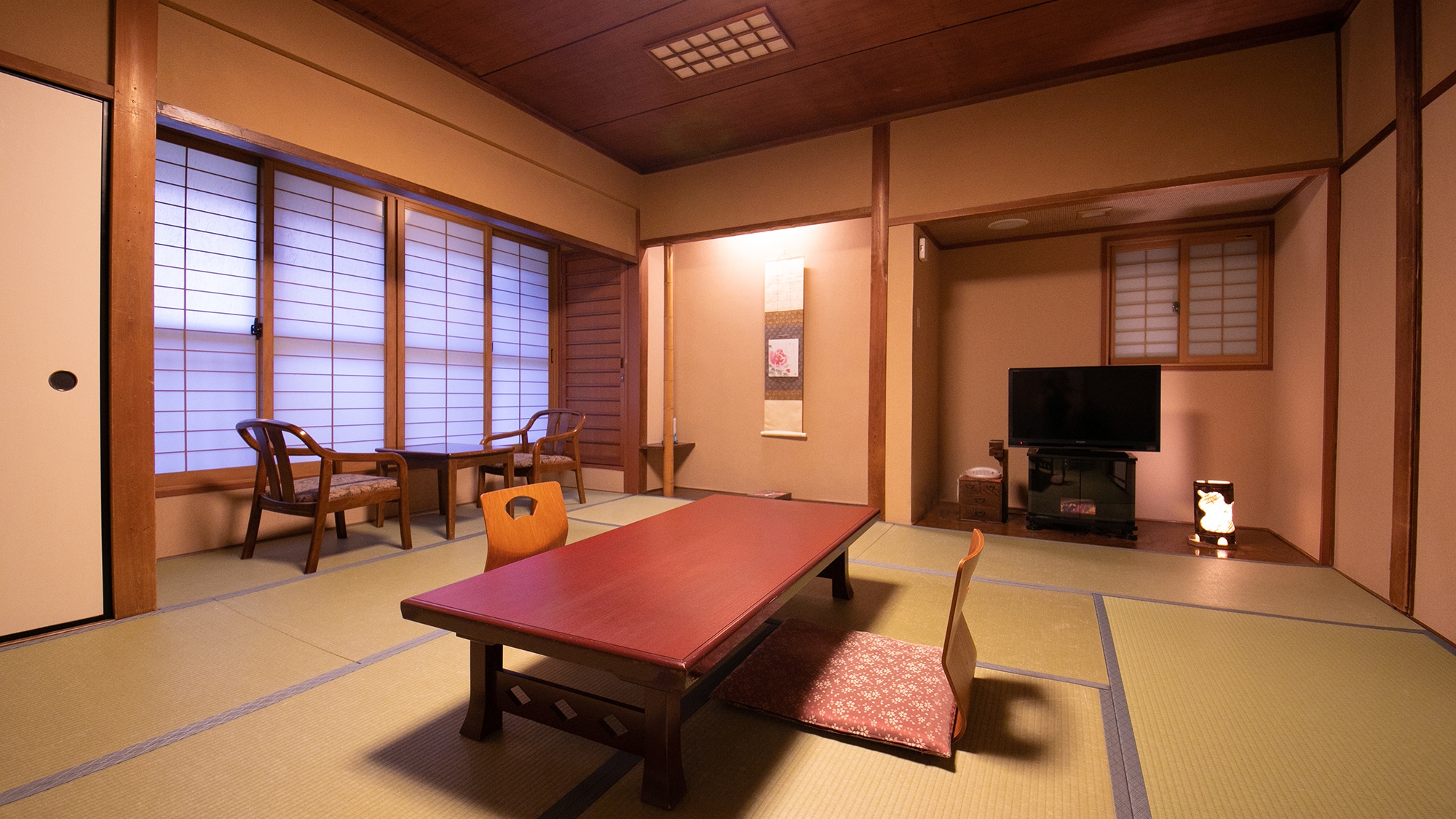 Relax in a space that exudes a Japanese atmosphere... [Japanese-style room with bath and toilet] [Group room]