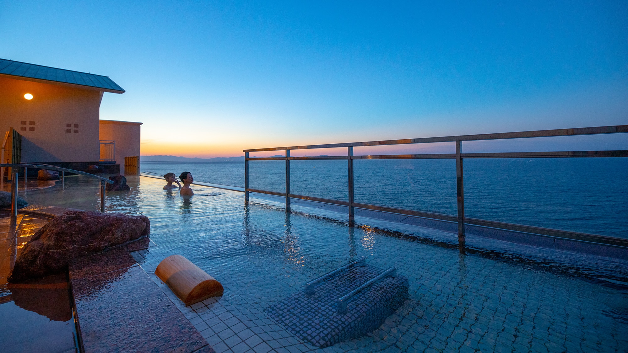 インフィニティ天空露天風呂は夕日が落ちる時間が一番幻想的