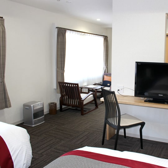 There are no steps in the room. A spacious 32㎡ deluxe twin room with a mini living space.