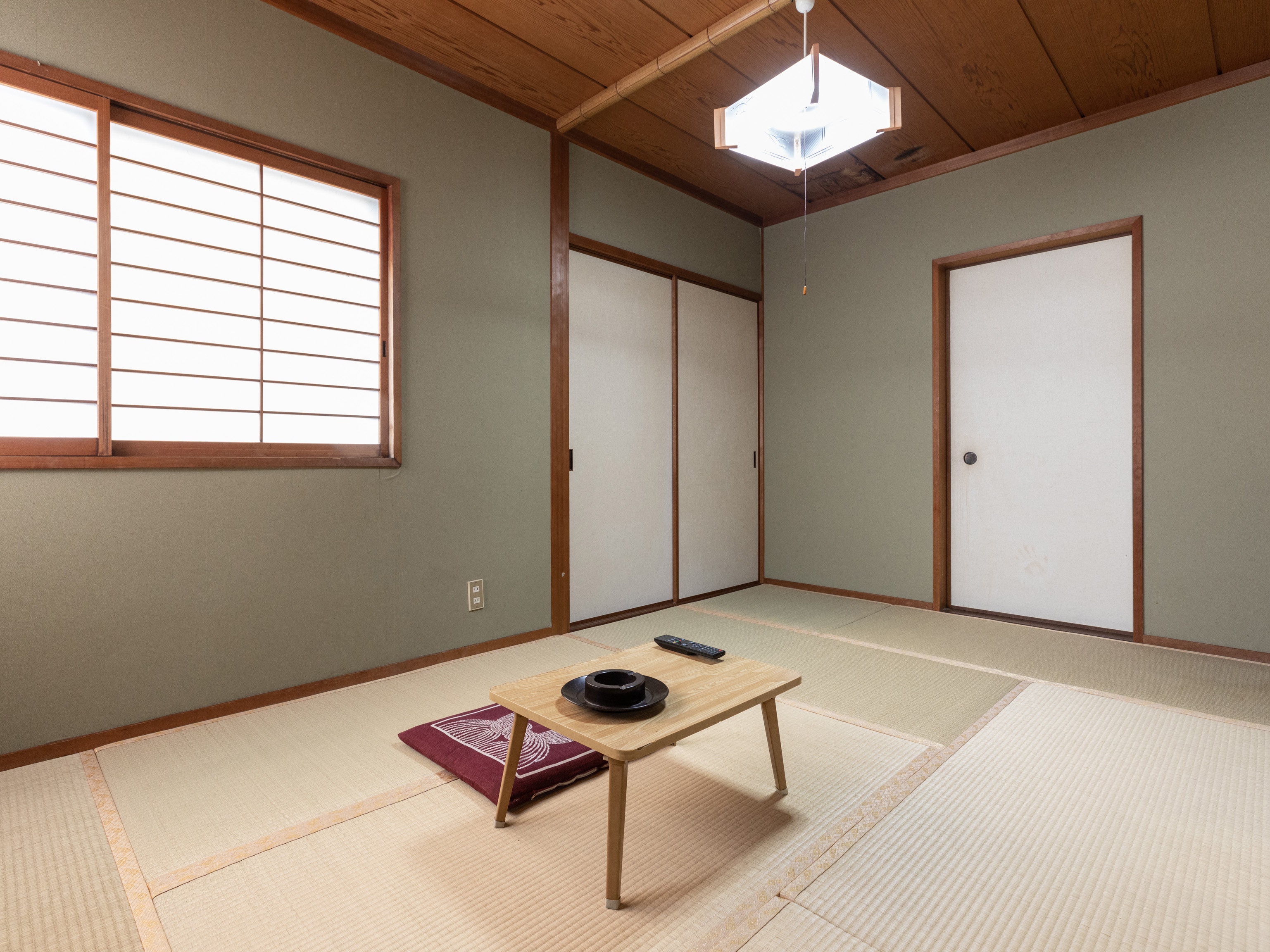[Smoking] Japanese-style room for 1-3 people (no bath)