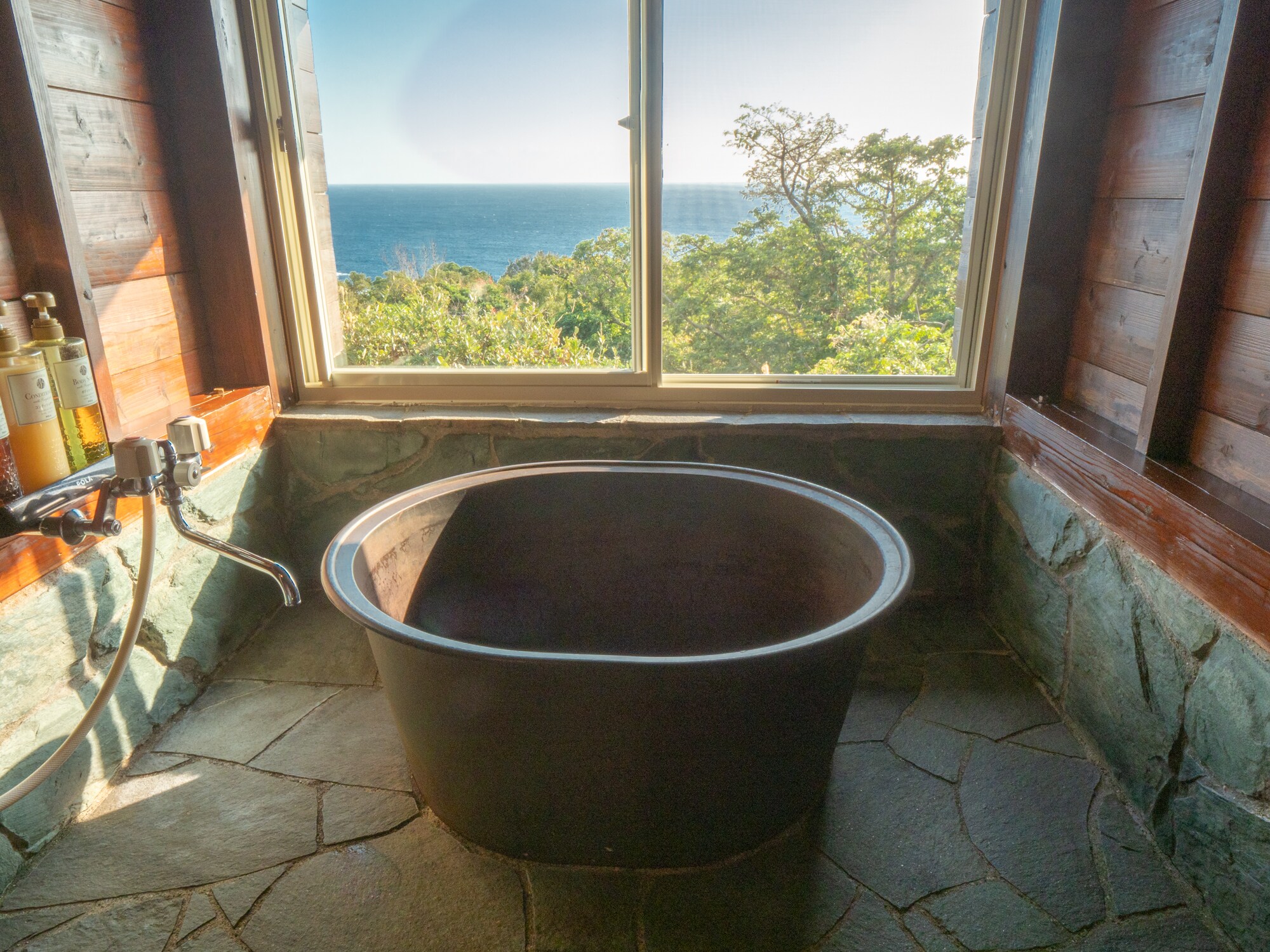 Goemon bath in the room
