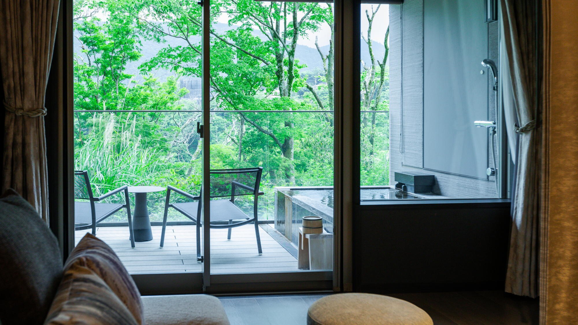 ◆West Wing Deluxe Room (Western style) with open-air bath | At the back of the room, you can see the lush nature that reflects the four seasons.