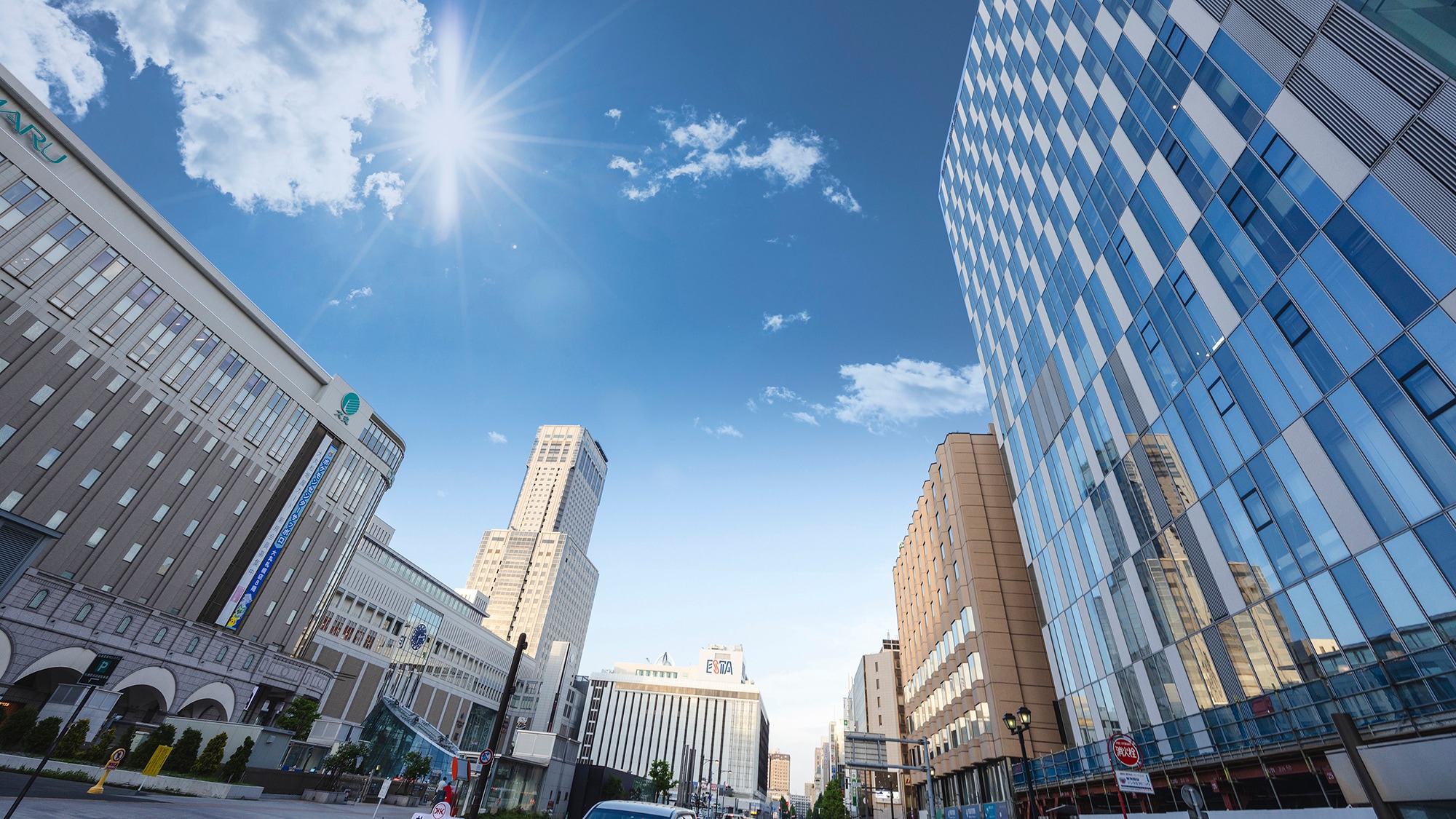 [Ngoại thất] 1 phút đi bộ từ lối ra phía nam của Ga Sapporo, kết nối trực tiếp với trung tâm mua sắm ngầm APIA và trạm xe buýt đến sân bay ngay phía trước!