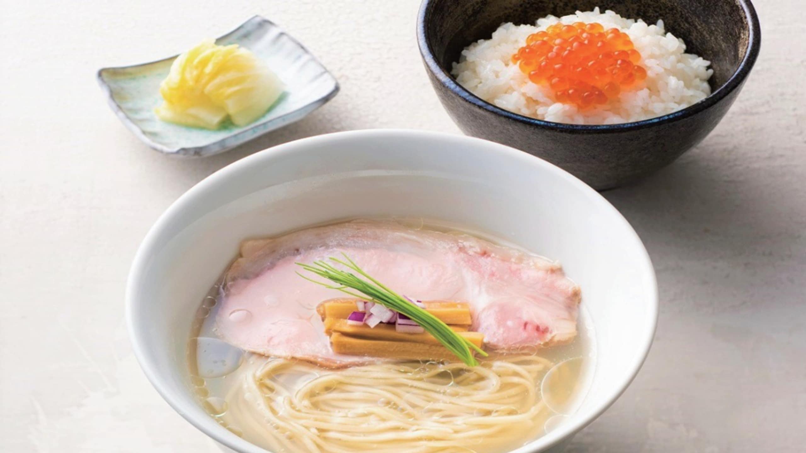 蛤蜊中式麵條配鮭魚籽飯