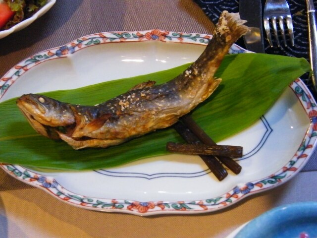 Grilled rock trout with salt