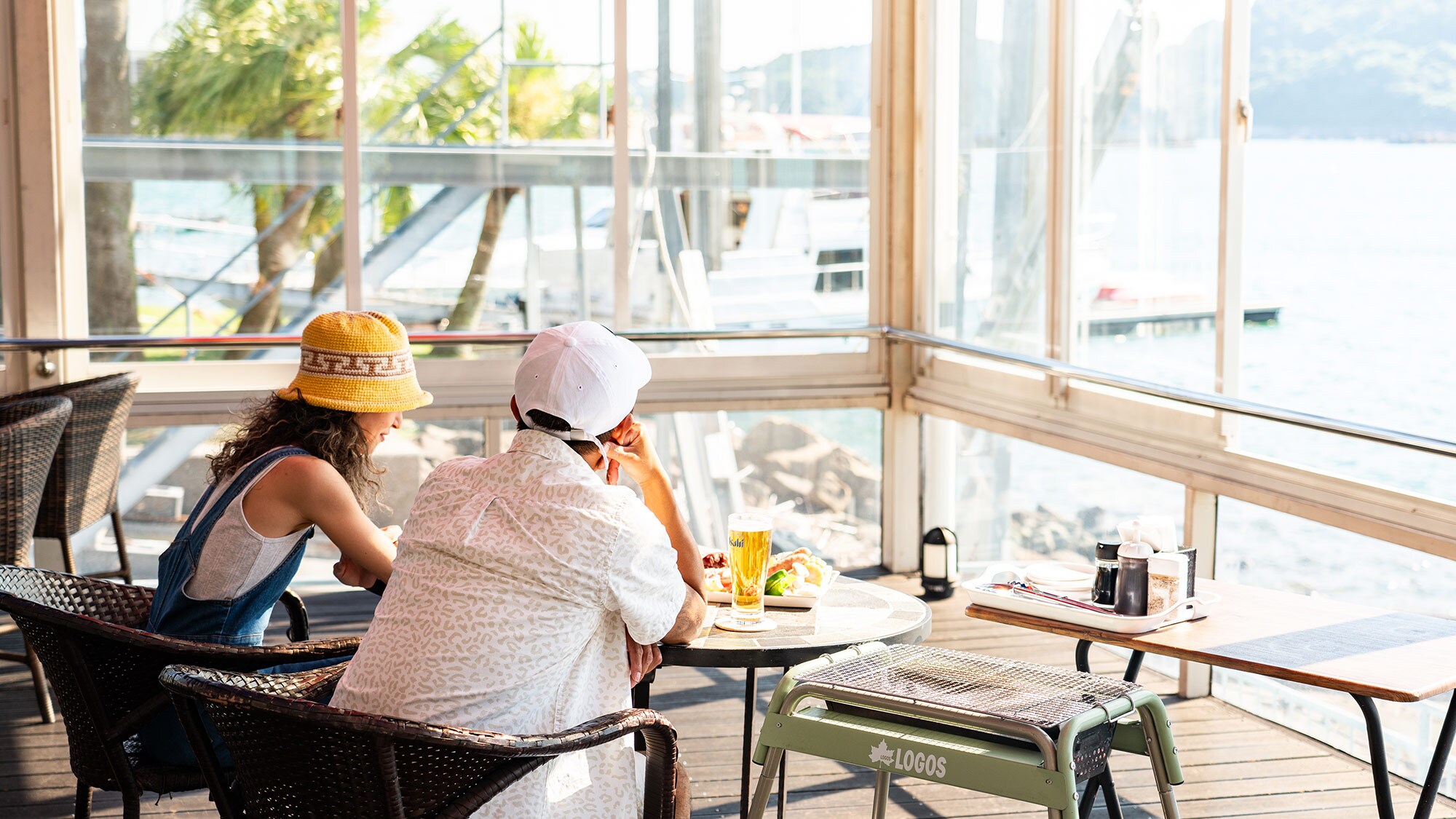 ・【BBQ】在可以眺望波光粼粼的大海的特設座位上，享受奢華的美食盛宴