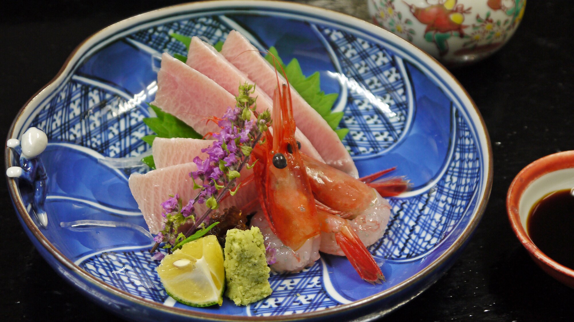 Makanan laut segar yang bersumber dari Pelabuhan Perikanan Hashidate. Nikmati sashimi musiman yang "berkesan" dari Laut Jepang.