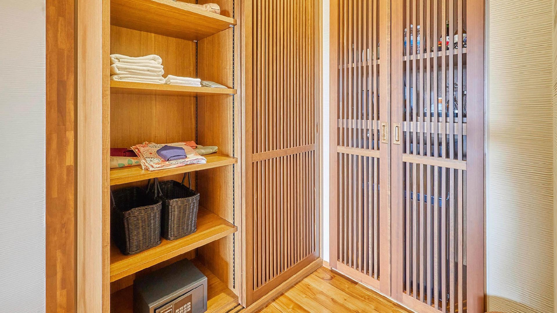 ・[Grandchild: Bathroom amenities] Towels, yukata, bath basket, etc. are provided in the room.