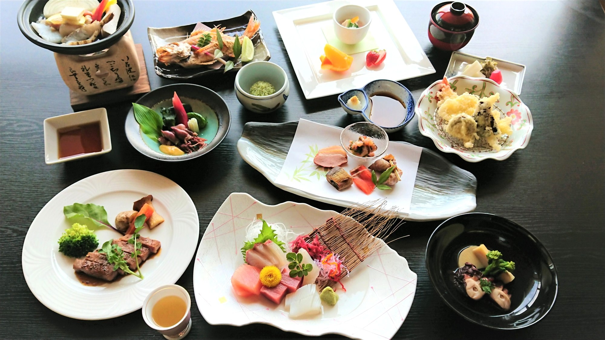 【夕食】ぐるめコース・春夏／海鮮陶板、牛ステーキ、のどぐろ塩焼きなど贅沢に旬を味わうコース※イメージ