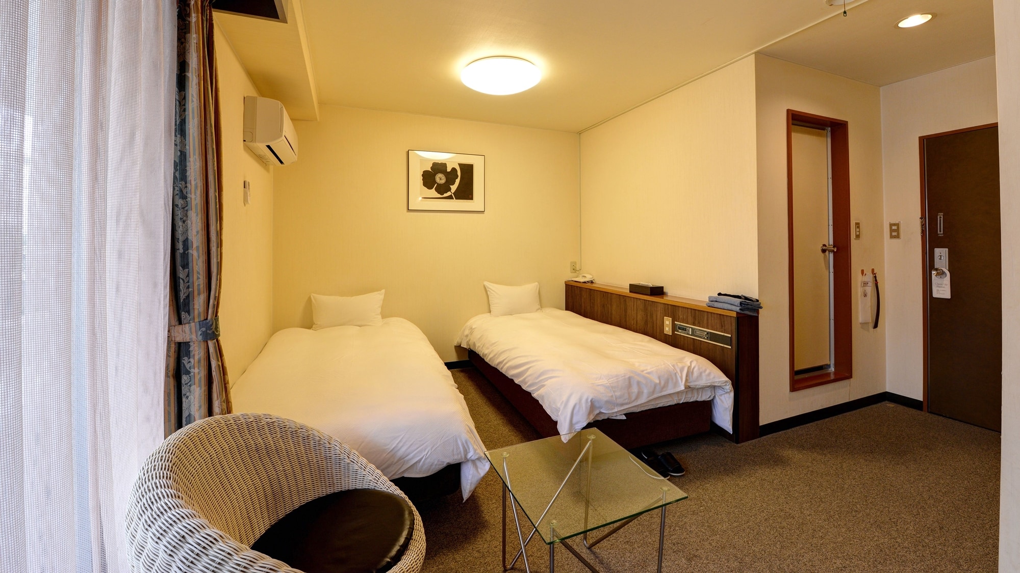 *Western-style Twin B (example of a guest room)/A chic and modern room. Sit back in the round chairs and relax.
