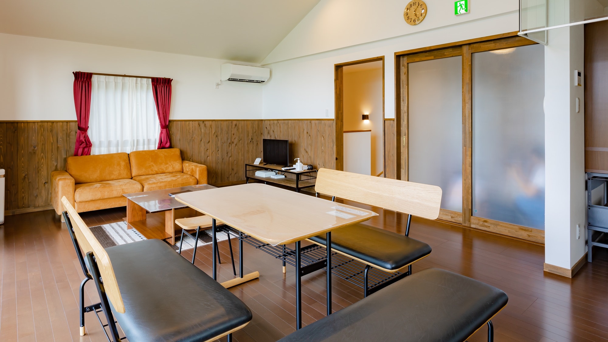【湖景小屋】在二楼的客厅里享受交谈和用餐的乐趣。