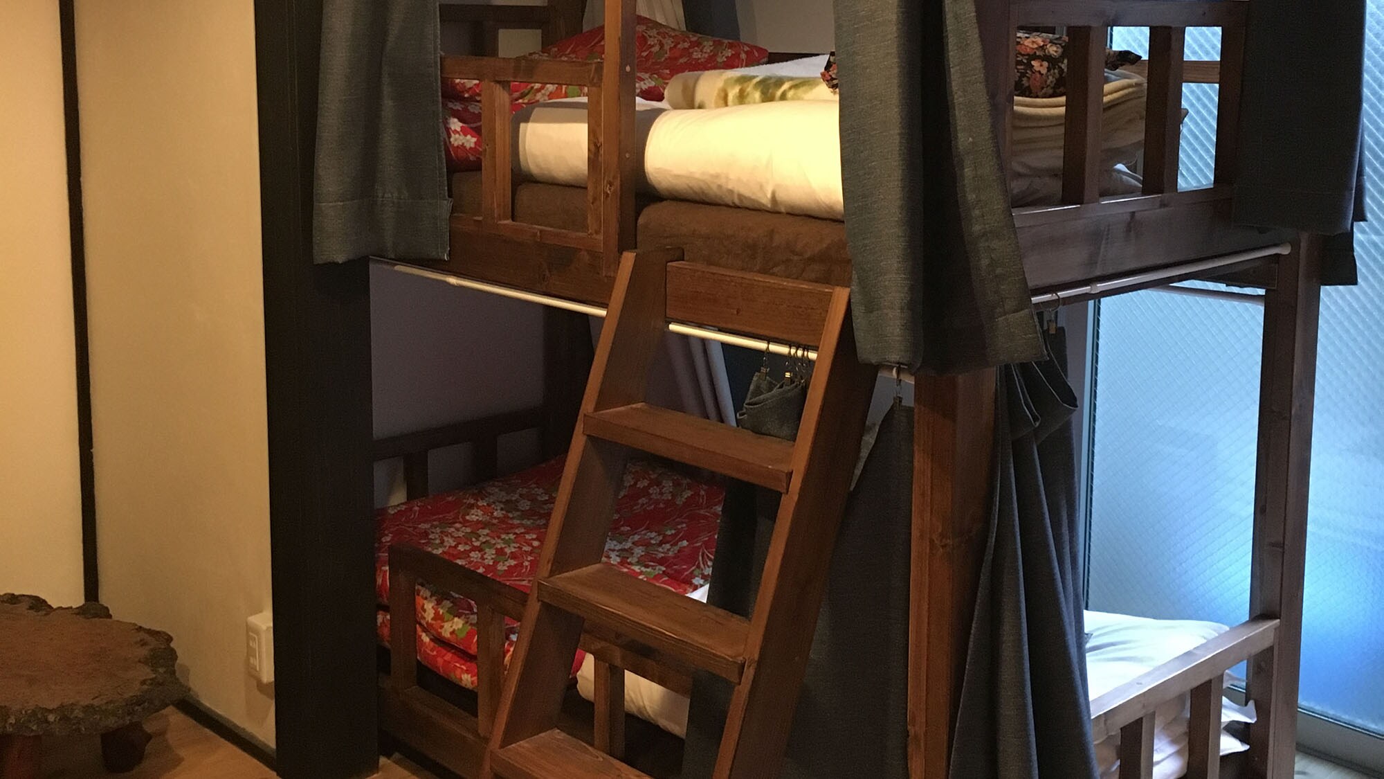 ・ [Unisex dormitory] Bunk bed ・ With curtain ・ Outlet ・ Reading light available