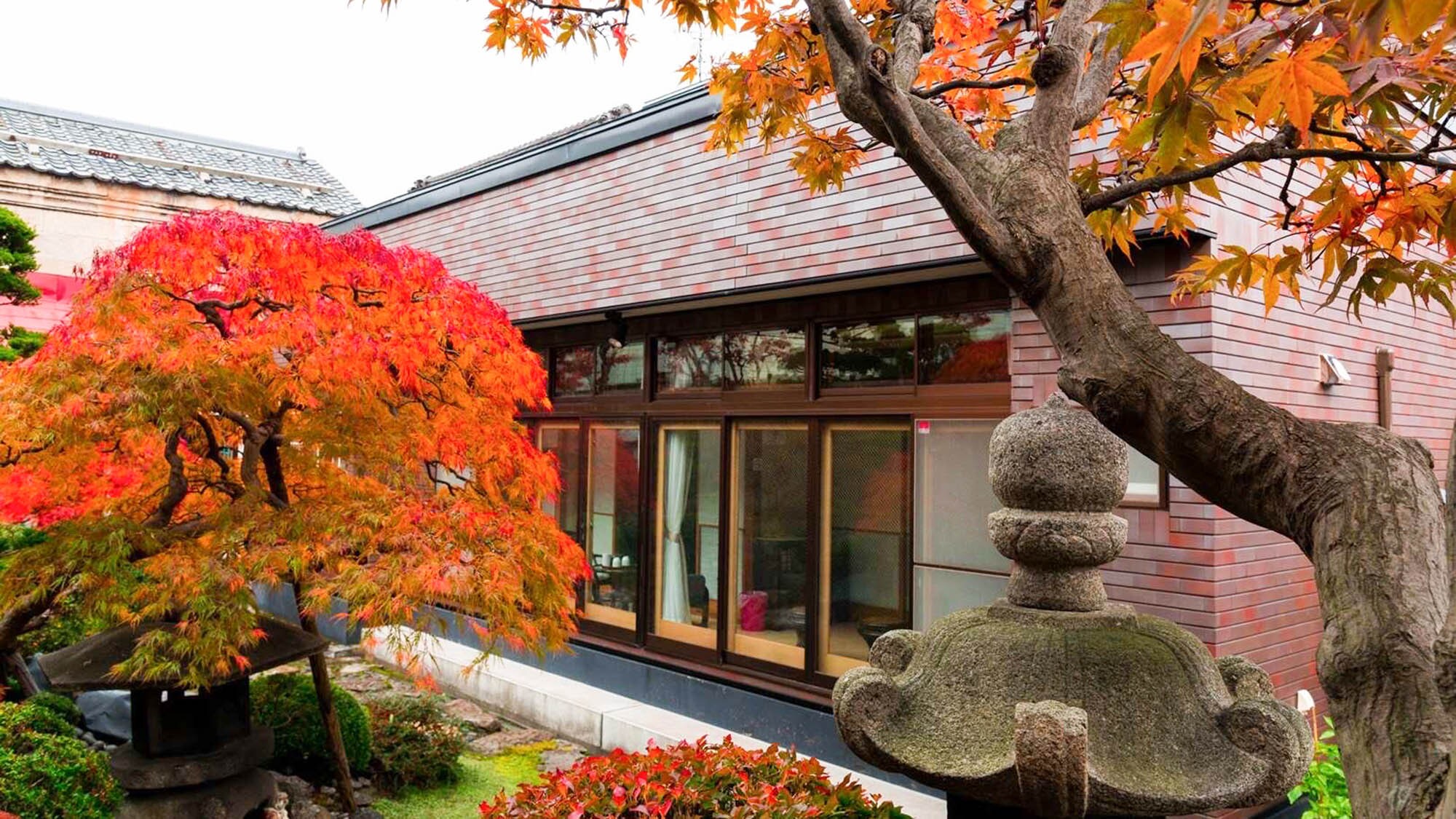 ・[Courtyard] In autumn, the courtyard is decorated with autumn leaves. Please enjoy the view from your room.