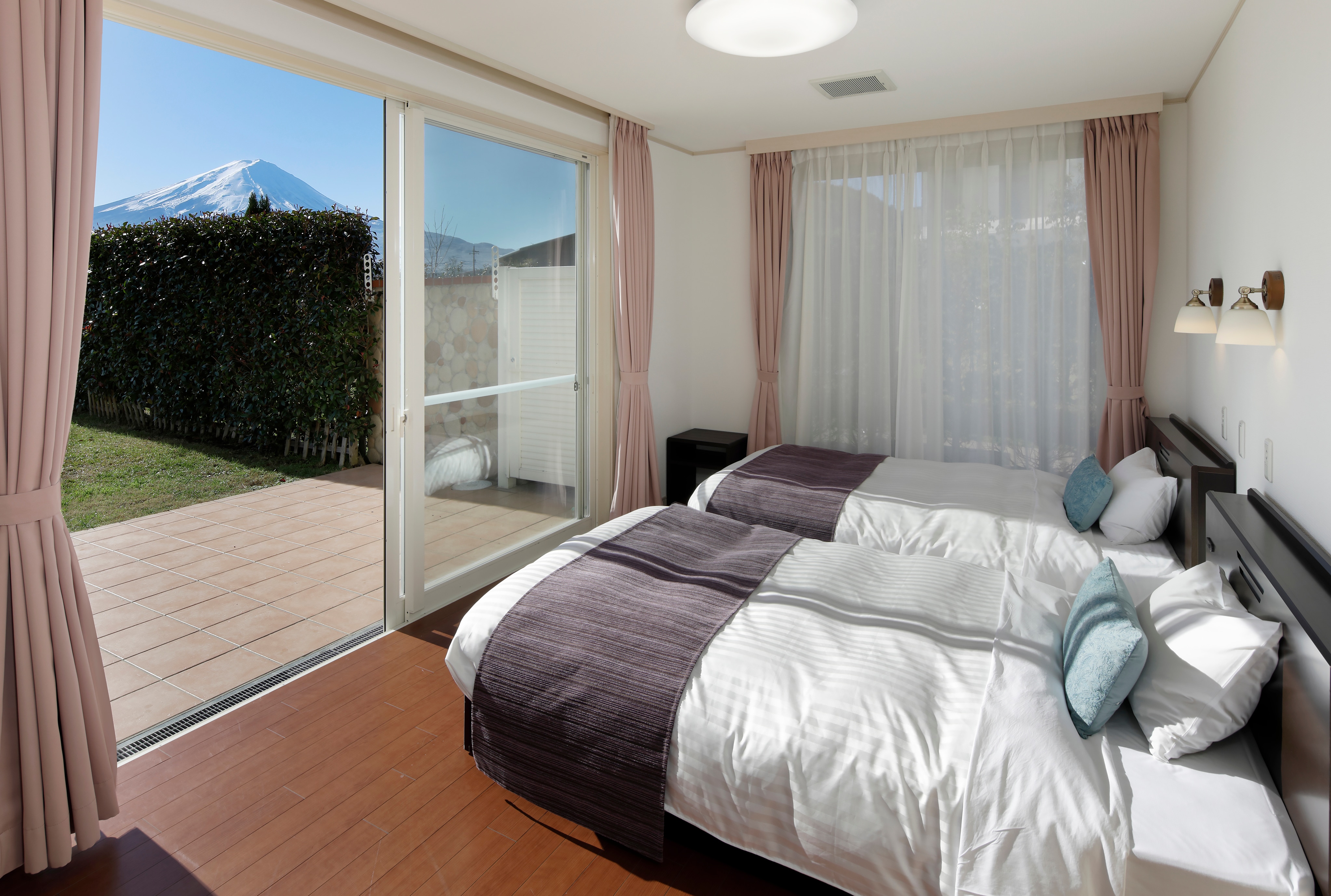 ● Lavender bedroom