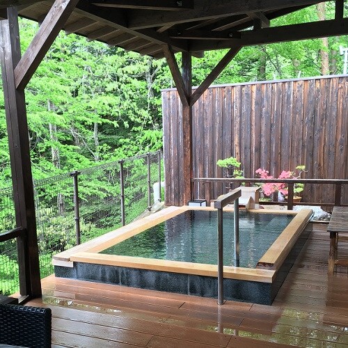Fresh green outdoor bath 2 (It has a roof, so you can enjoy the hot springs at your leisure even on rainy or snowy days)