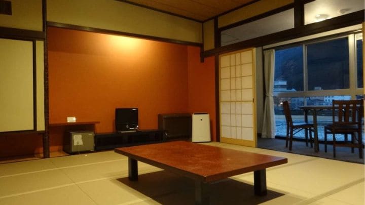 ◆A Japanese-style room with 14 tatami mats and 4 tatami mats. Enjoy your precious travel time in a modern Japanese space along the Hida River.