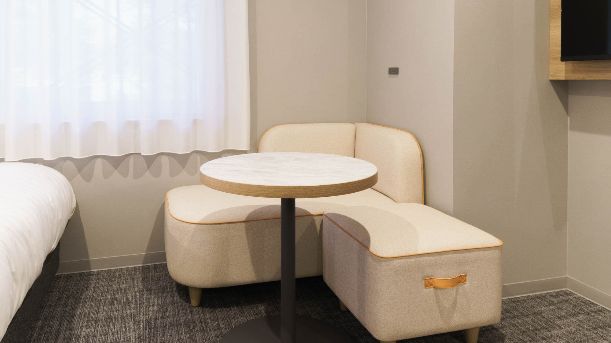 [Twin Standard] Enjoy a relaxing time with family and friends on the sofa combined with a stool.