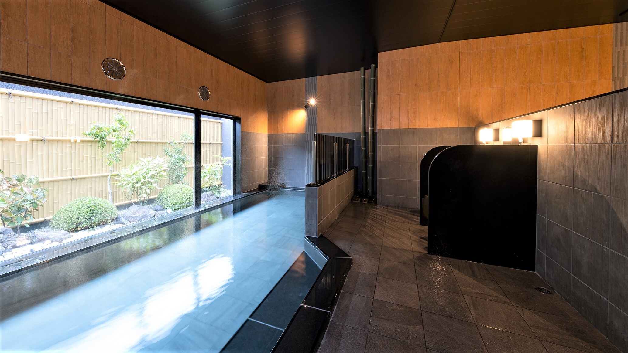 Large artificial radium hot spring bath "Tabibito no Yu"