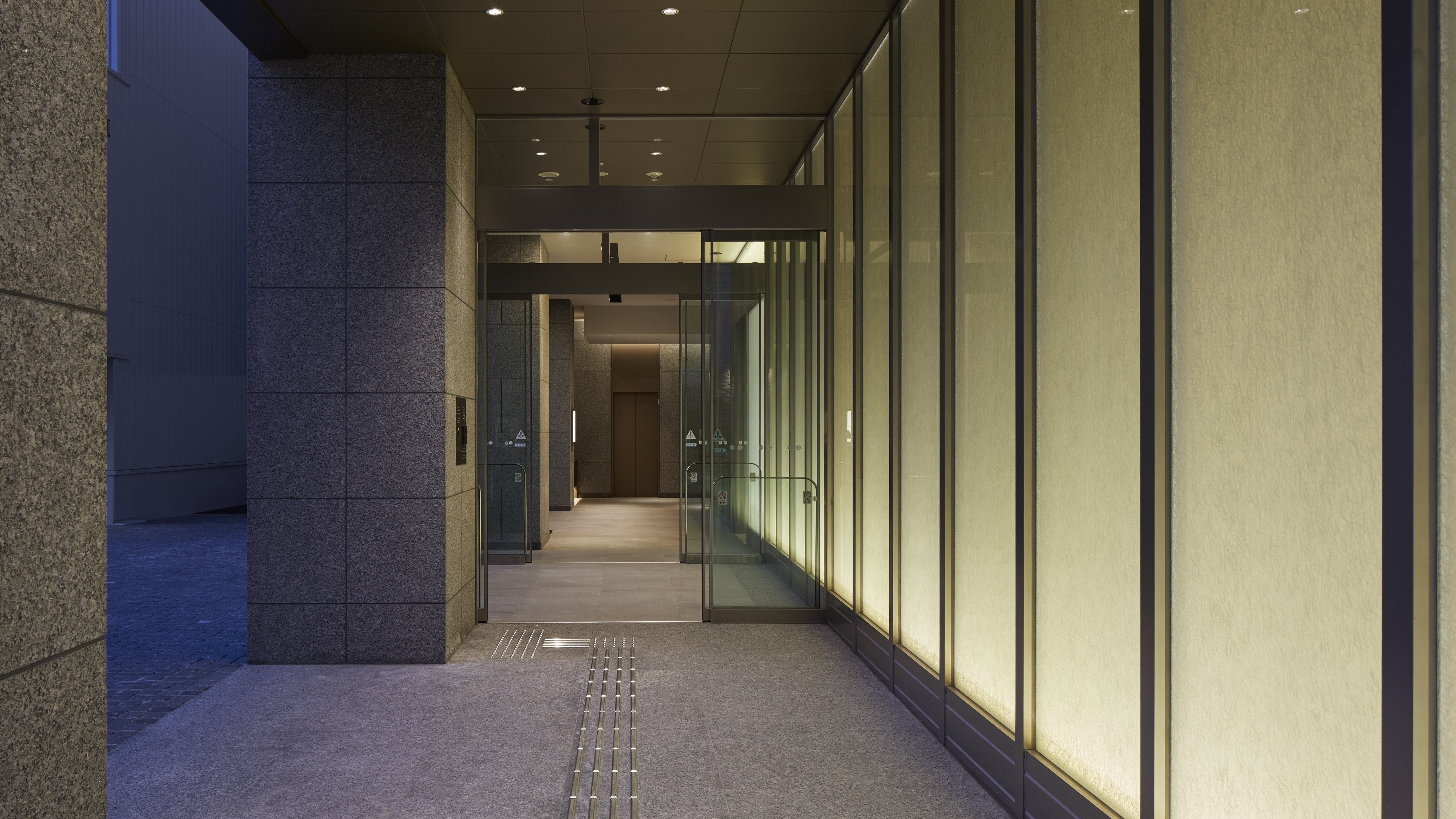 Pintu masuk hotel dikunci dari jam 1 pagi hingga 6 sore dan kunci kamar diperlukan untuk membukanya