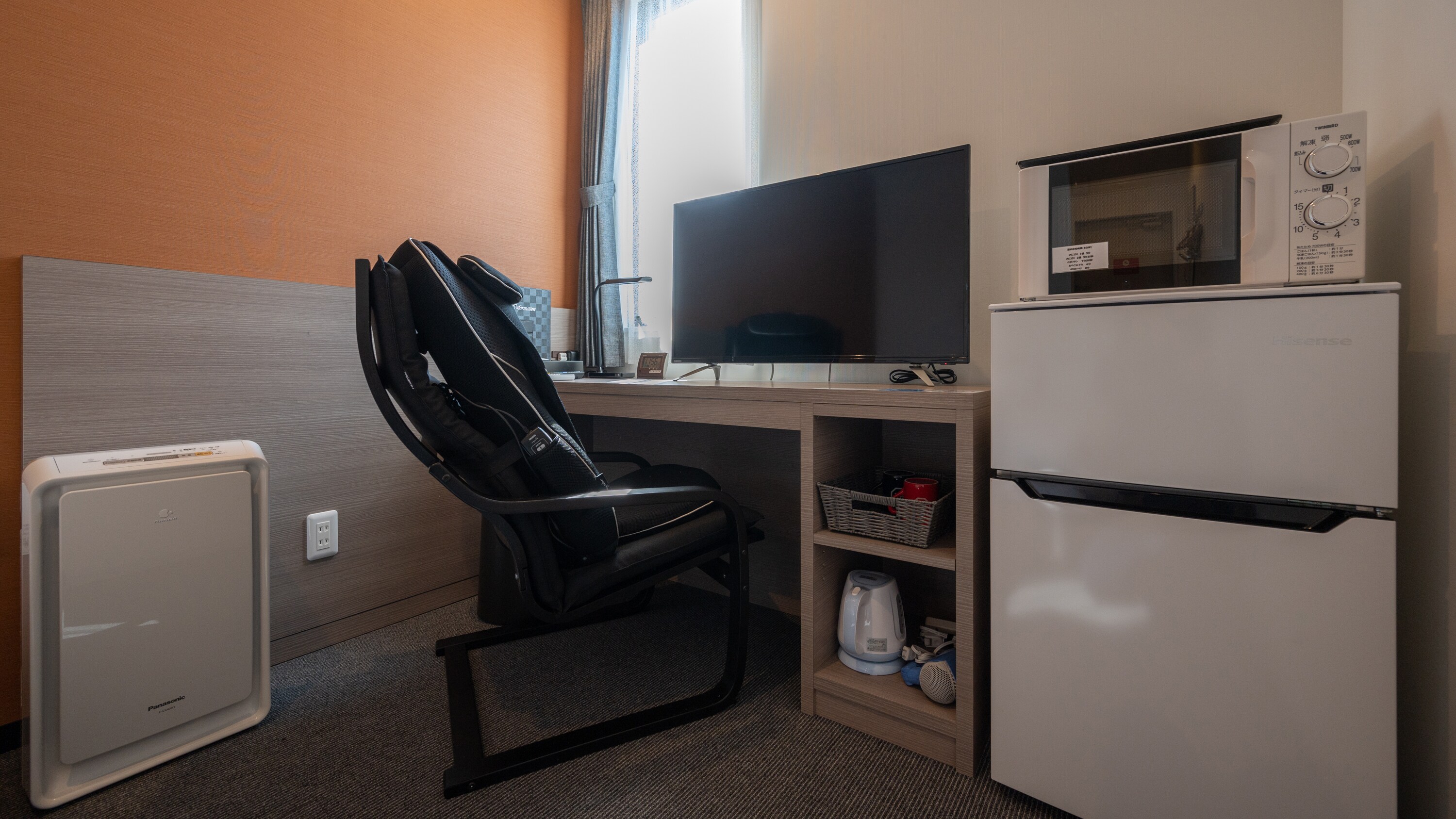 Desk / massage chair (double room only)