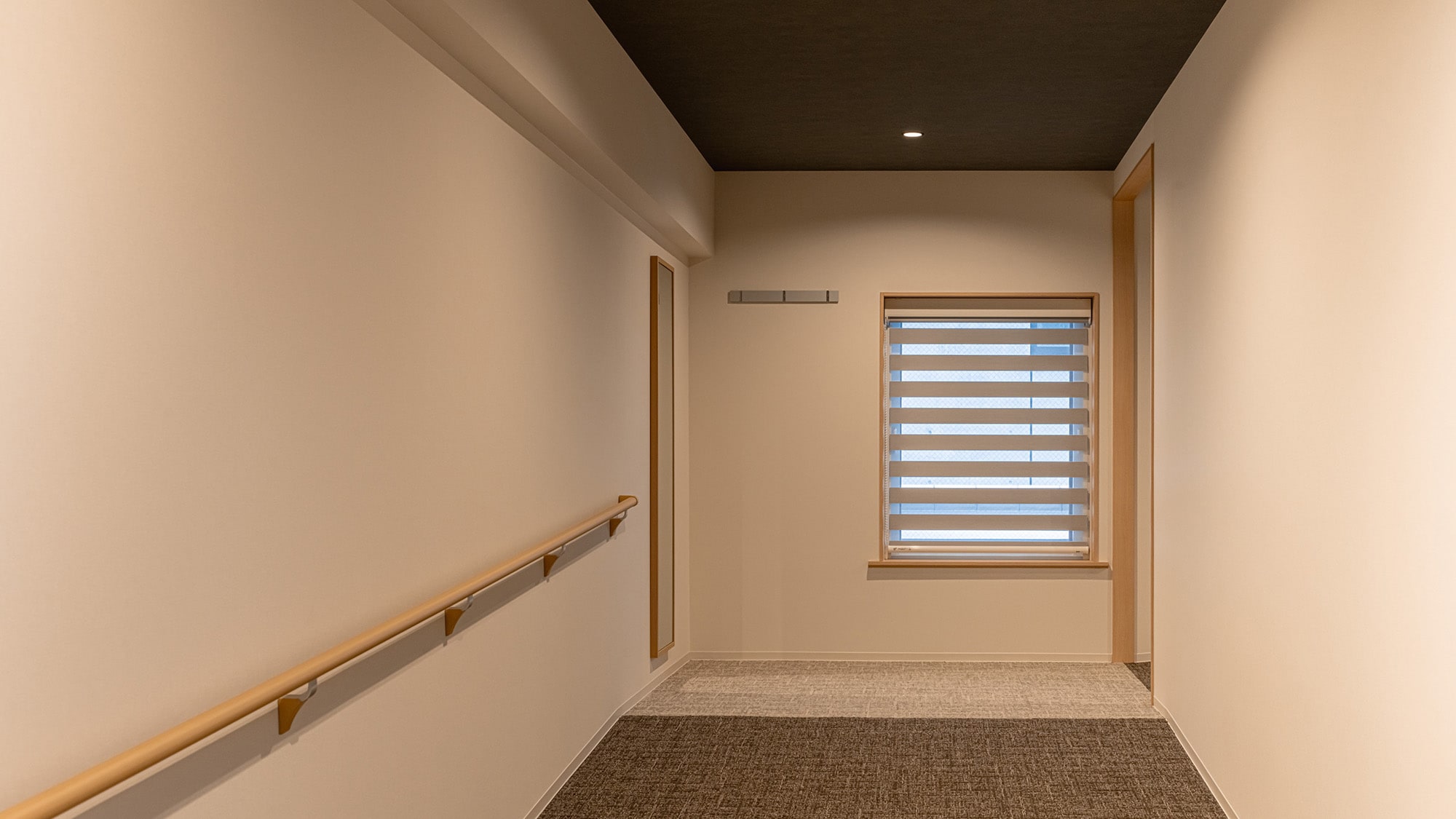 Universal | The guest rooms have an internal corridor with a slope.