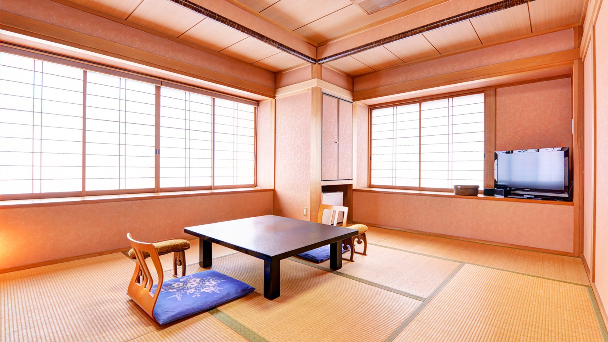 *[8 tatami Japanese-style room (example of guest room)] This purely Japanese-style room has an elegant and calm atmosphere. Please relax and unwind.