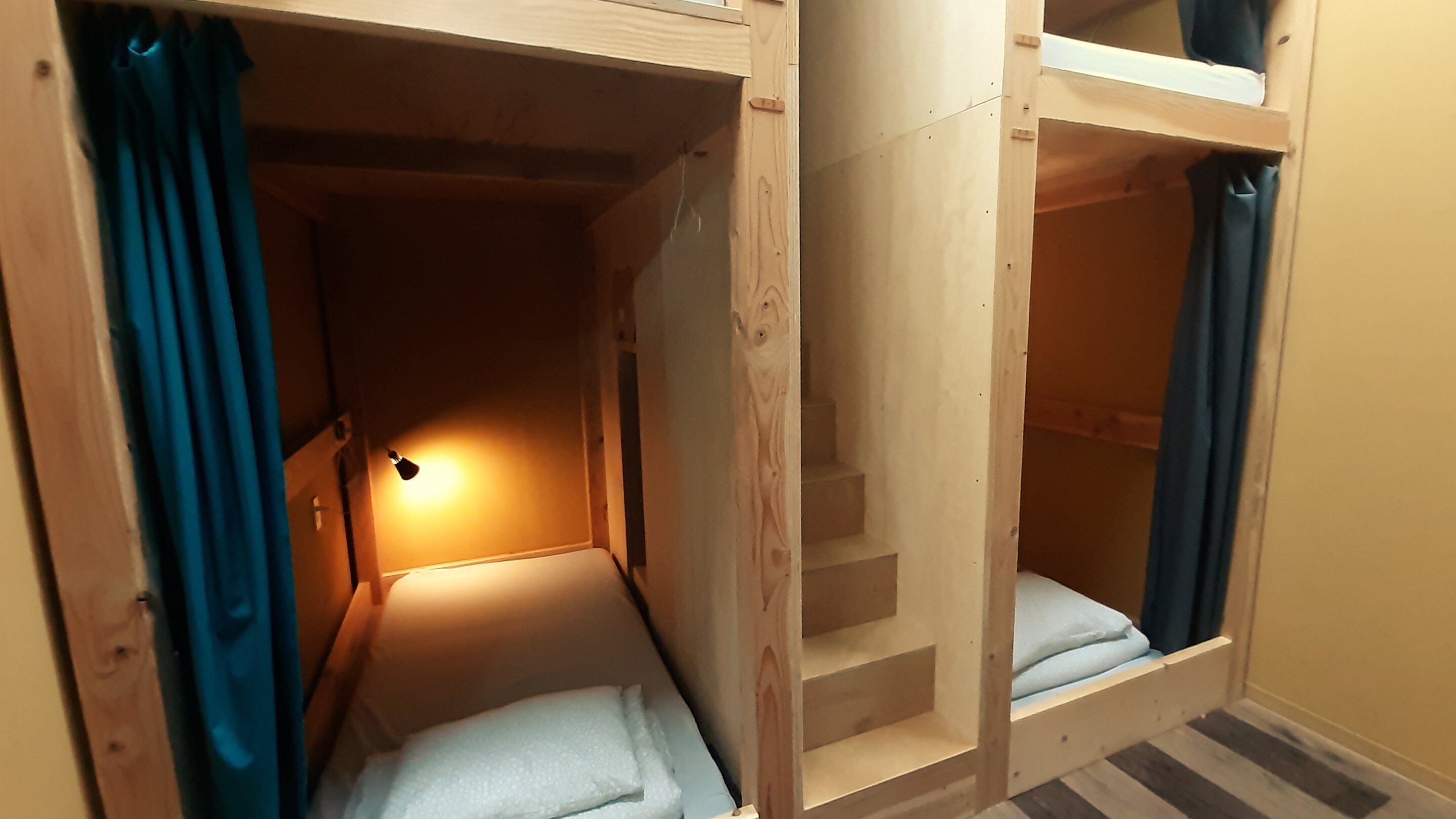 Mixed dormitory (26-person room) Women-only dormitory (8-person room)