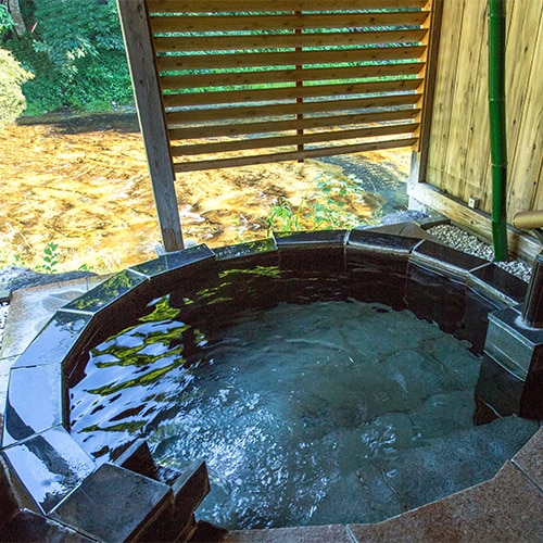 In the guest room with an open-air bath, an open-air bath that flows directly from the source along the clear stream