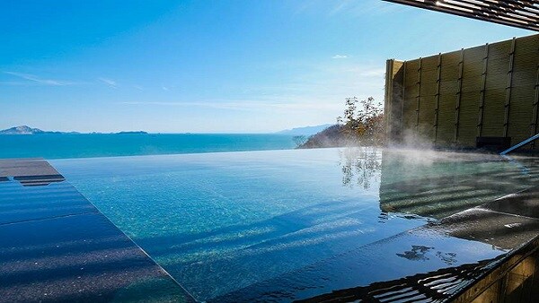 Một bồn tắm ngoài trời vô cực hòa mình vào cảnh quan của Setouchi