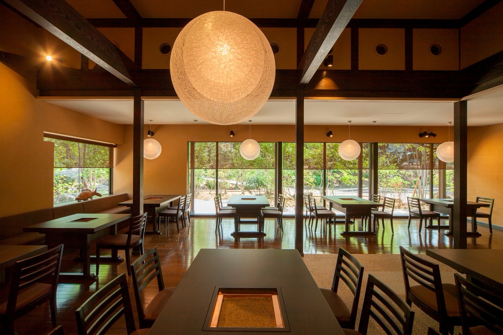 Ayu no Sho [General seating: chair and table seating]