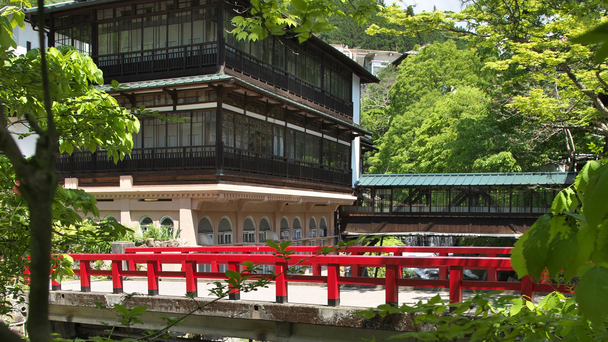 Keiun Bridge [Main building/Exterior] Sekizenkan Main Building and the red bridge are popular photo spots in Shima Onsen