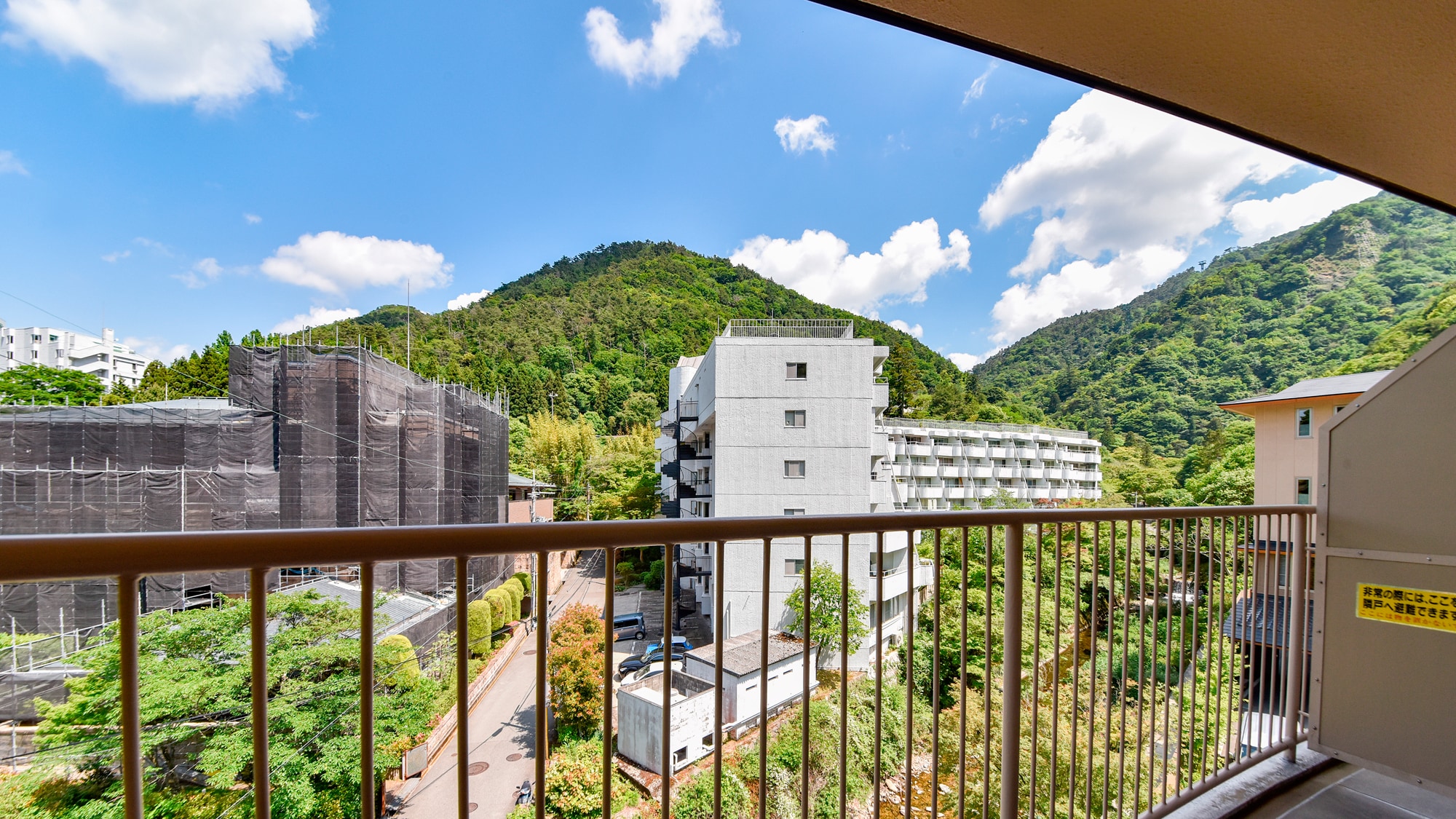 [Annex Japanese-style room with no bathroom and toilet] From the room, you can see the cityscape of Arima.