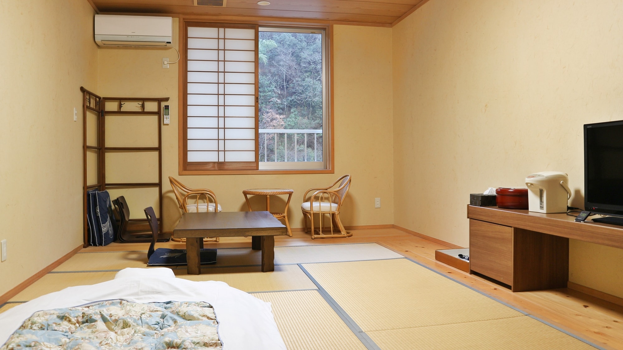 *[Example of a guest room] A 12.5 tatami Japanese-style room renovated in 2013