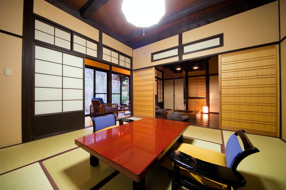 Good old luxury space ◆ Guest room with open air [8 tatami Japanese-style room + 4 tatami half-hearth + open-air]