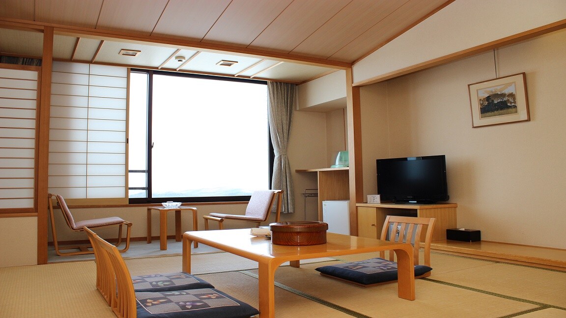 10 tatami mats with a view of the 7 o'clock rain and the mountains of Himekami from the window