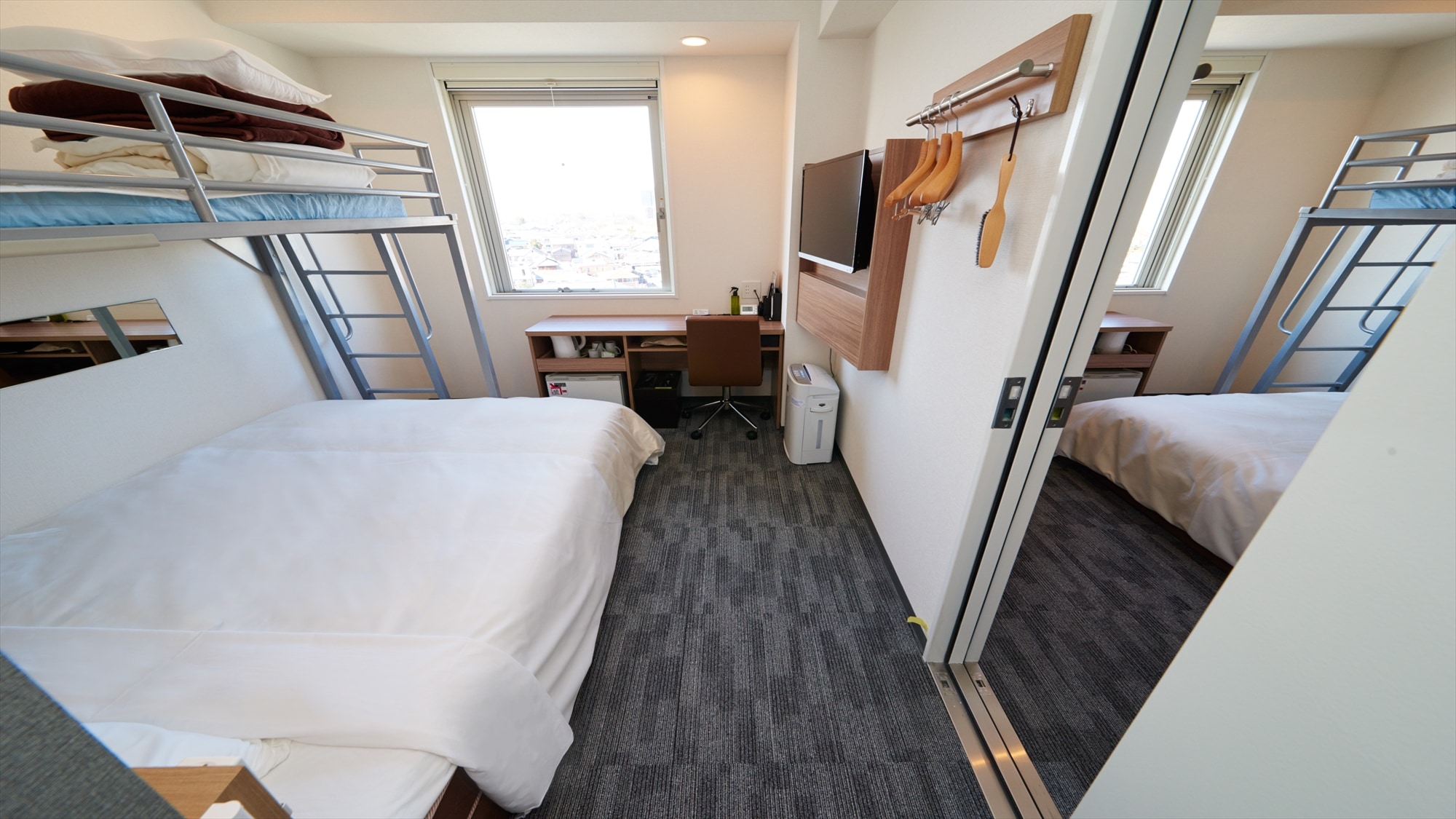You can easily move between rooms.