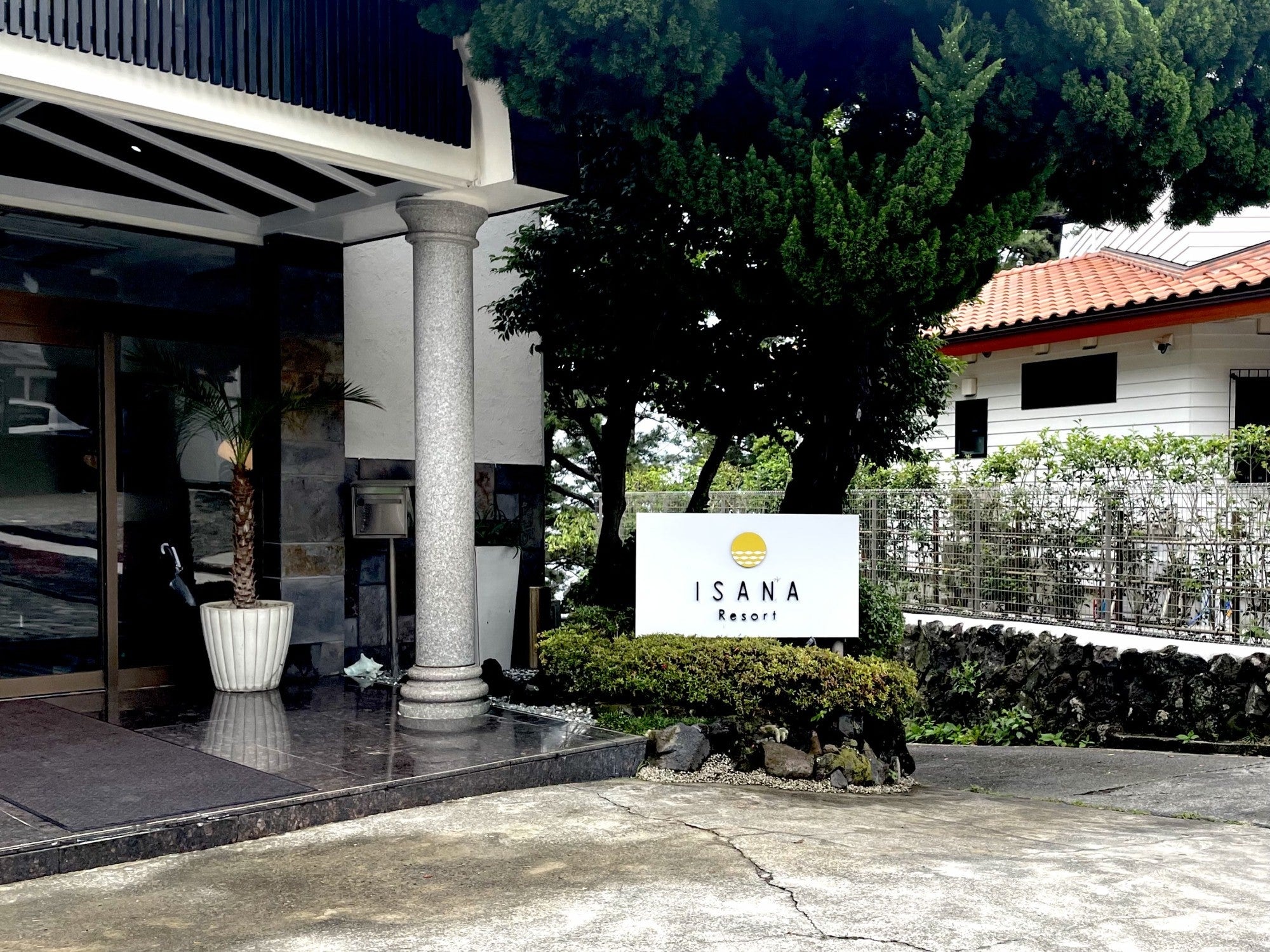 Welcome to ISANA. Enjoy the sound of waves in the background and the natural hot spring water. Relax and enjoy the hot springs and meals.