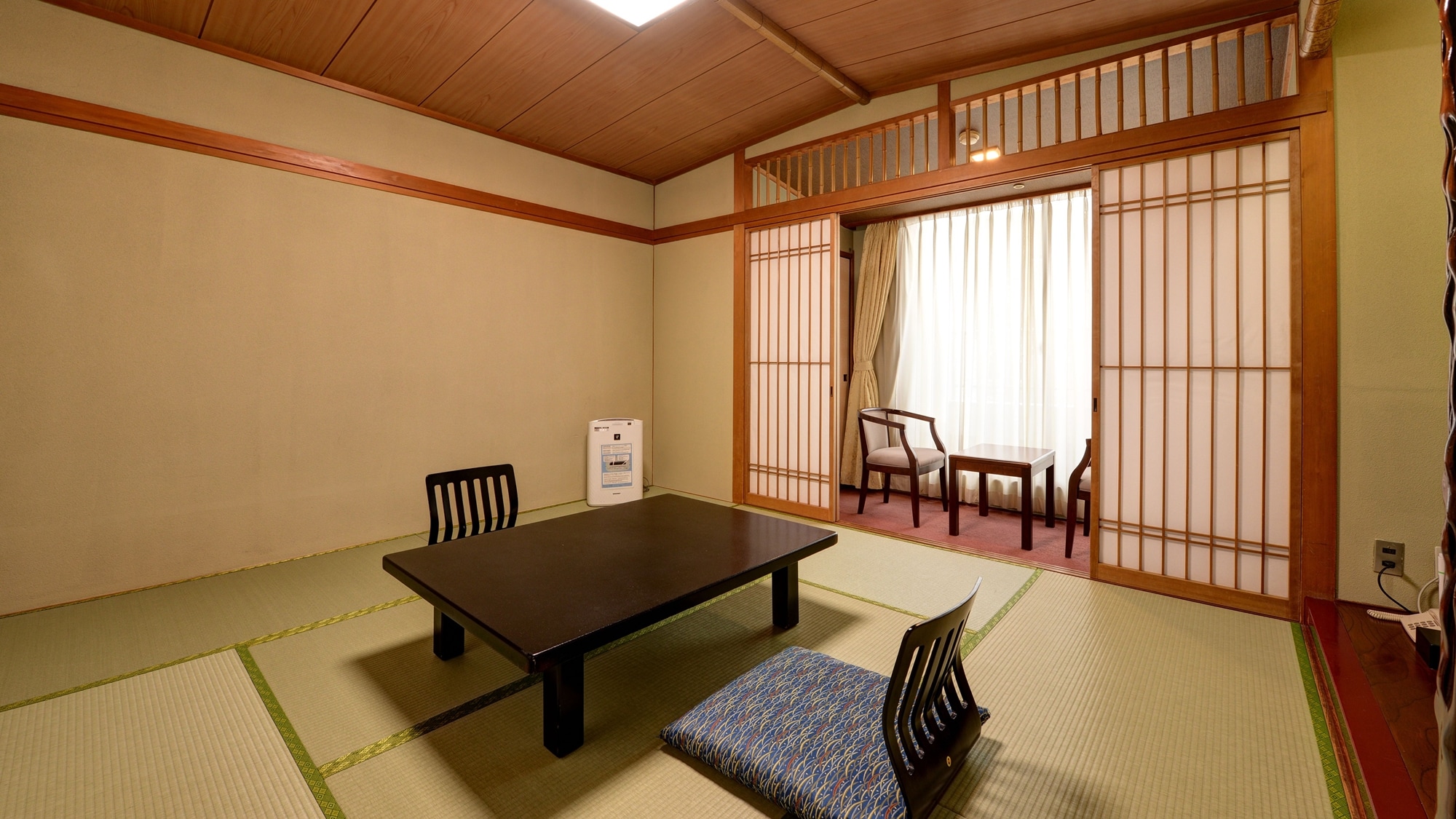 *[Japanese-style room with 8 tatami mats] Bath and toilet with washing machine