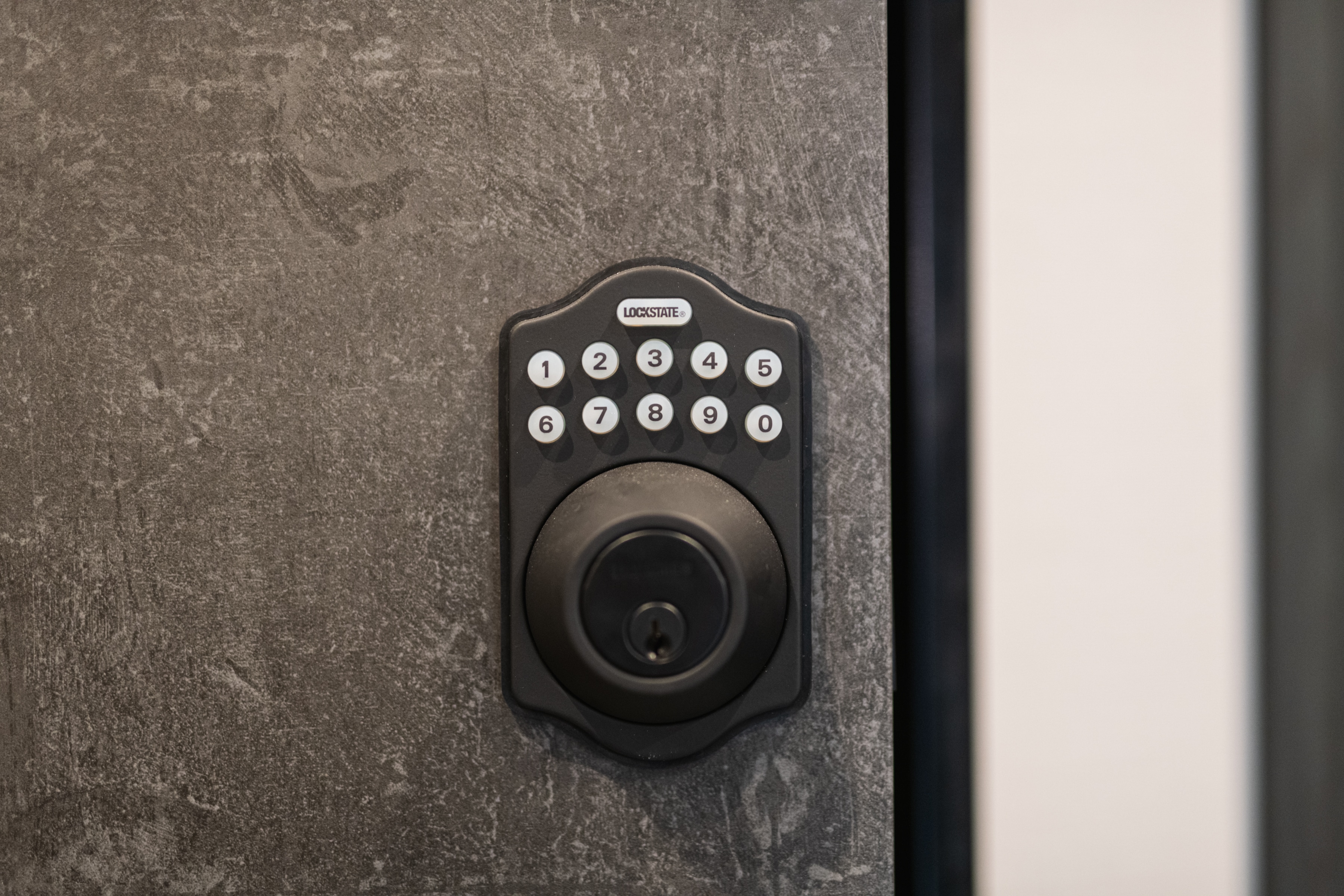 Kunci otomatis ruangan