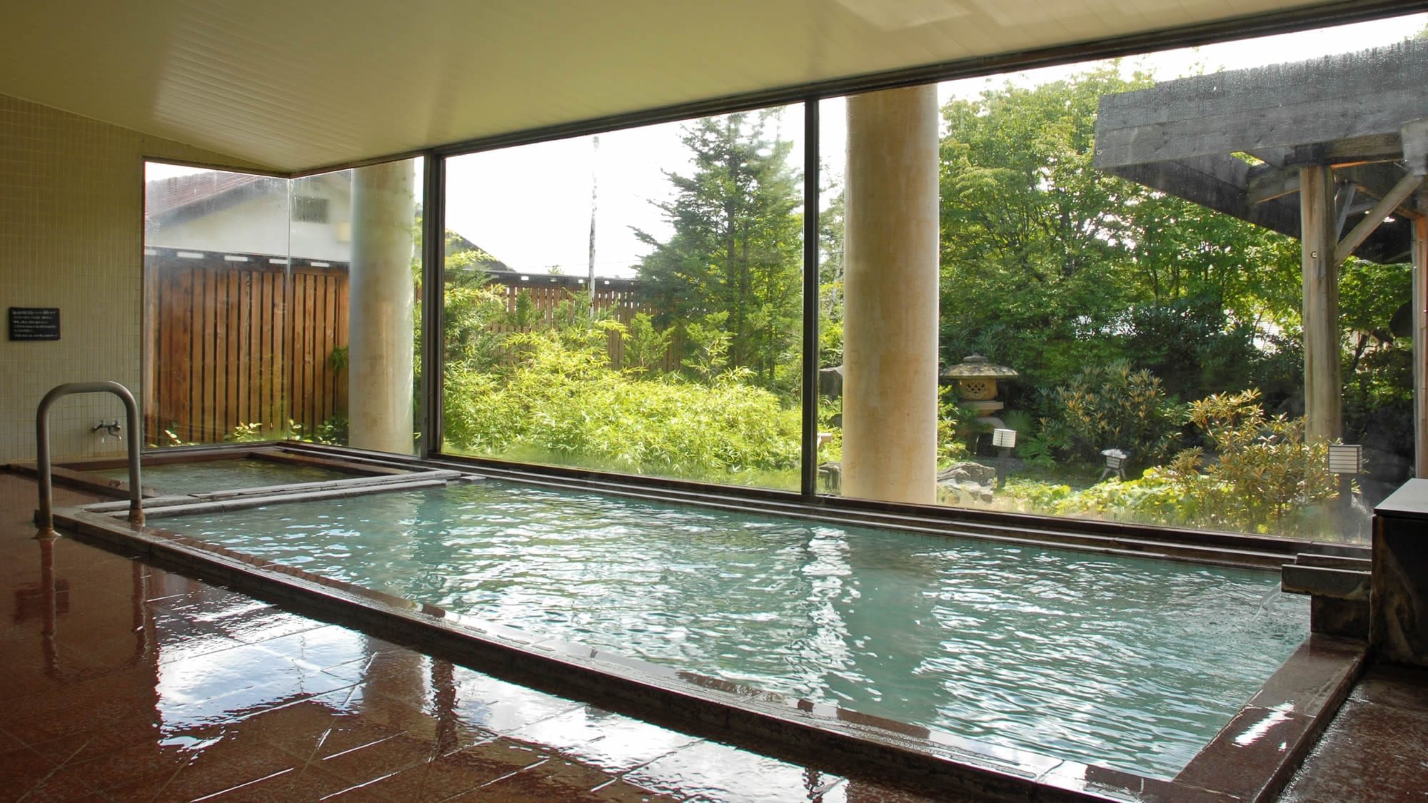 [Sachi-no-yu (men's bath) indoor bath] The Bandaiko hot spring has a strong peeling and antiseptic power