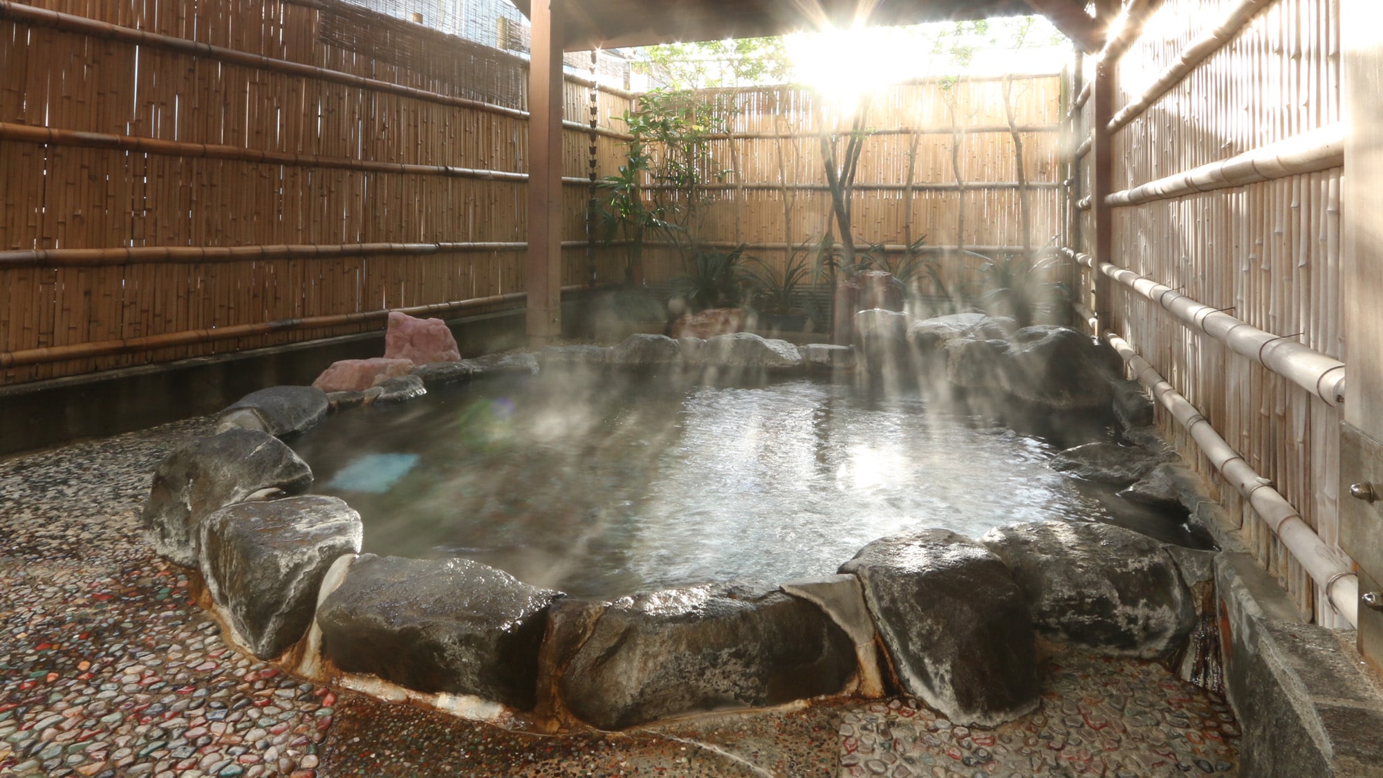 The open-air bath changes appearance depending on the time of day.
