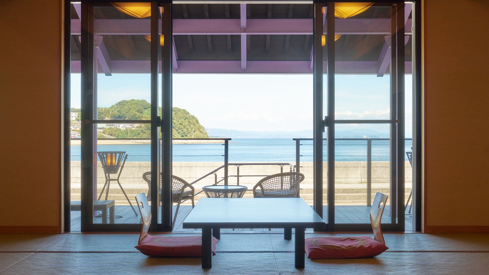 ・[Restaurant] Enjoy breakfast in a dining room with a spectacular view of Mikawa Bay. Enjoy an elegant start to your day.