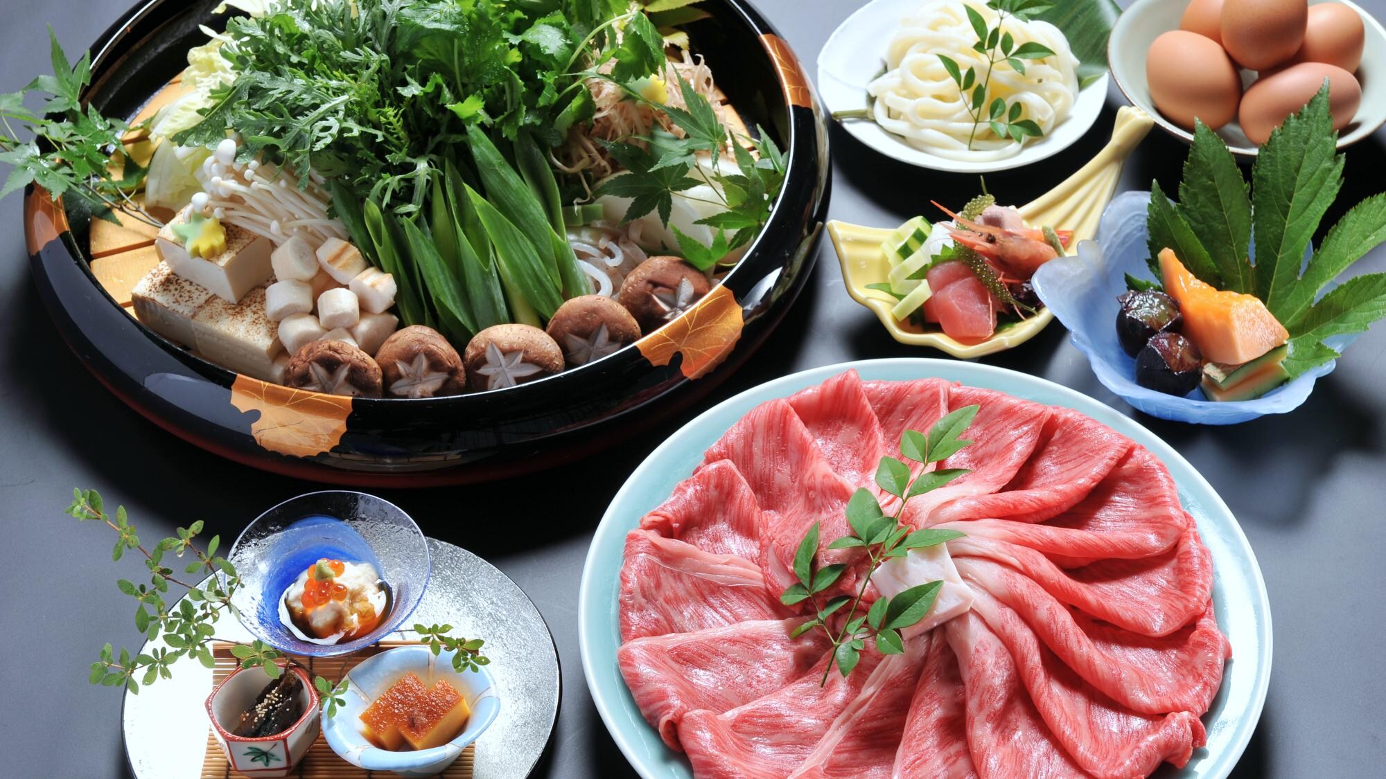 豐盛的「黑毛和牛壽喜燒」搭配京都風味的調味料。