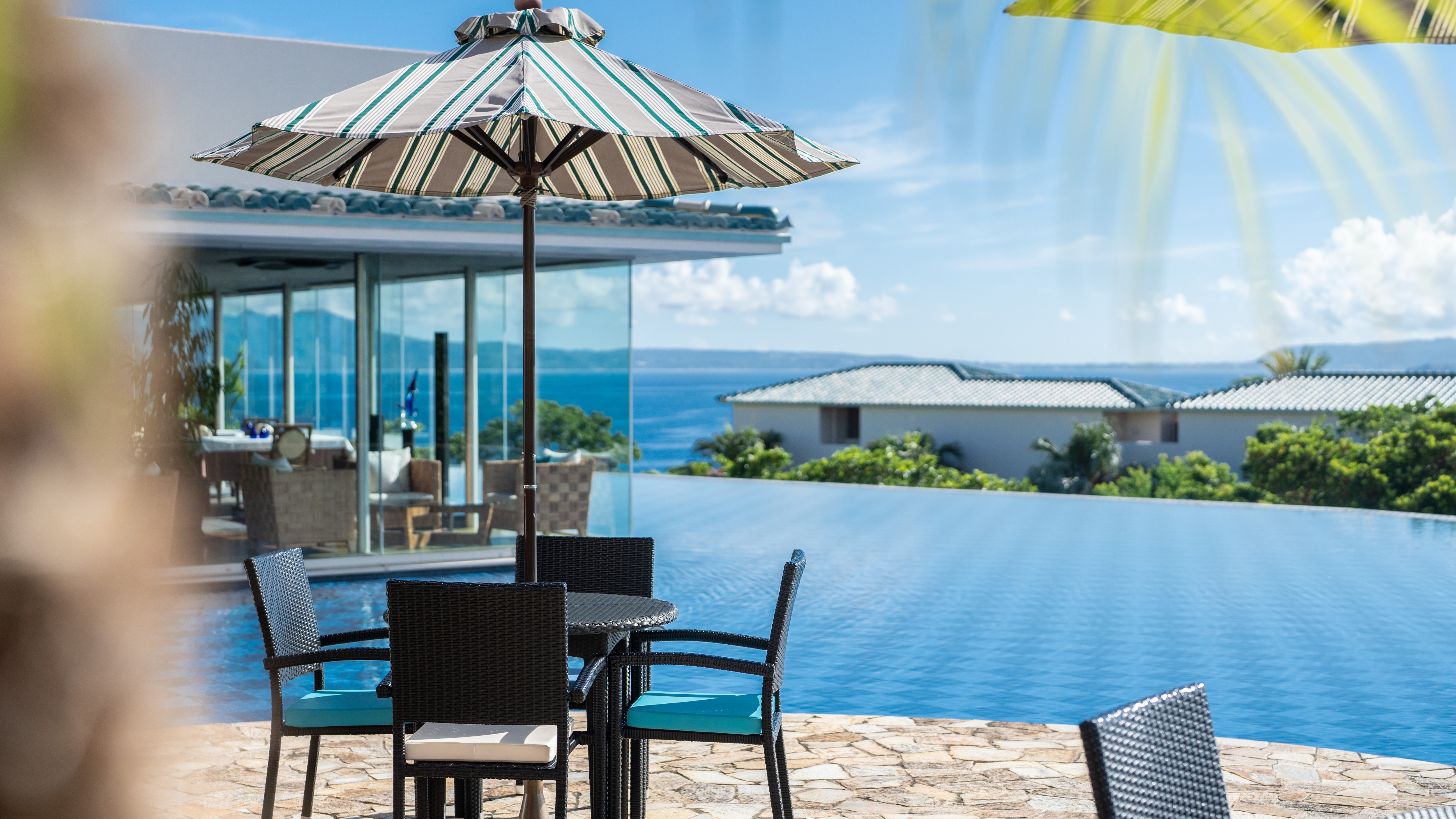 [Hotel facilities/front desk and lobby] Waterside terrace next to the lobby