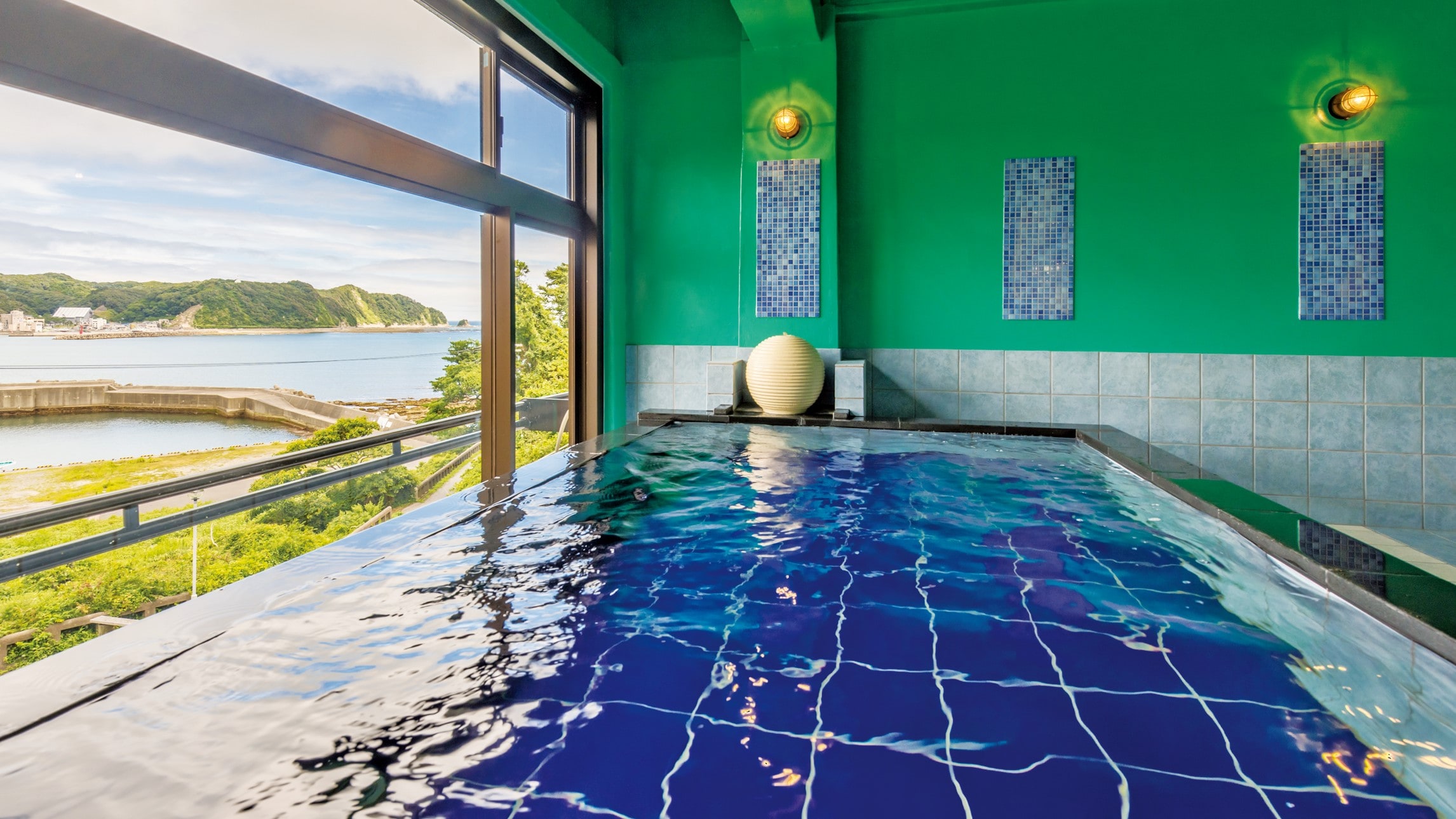 2nd floor: Ocean view bath [Ocean Beauty Bath]