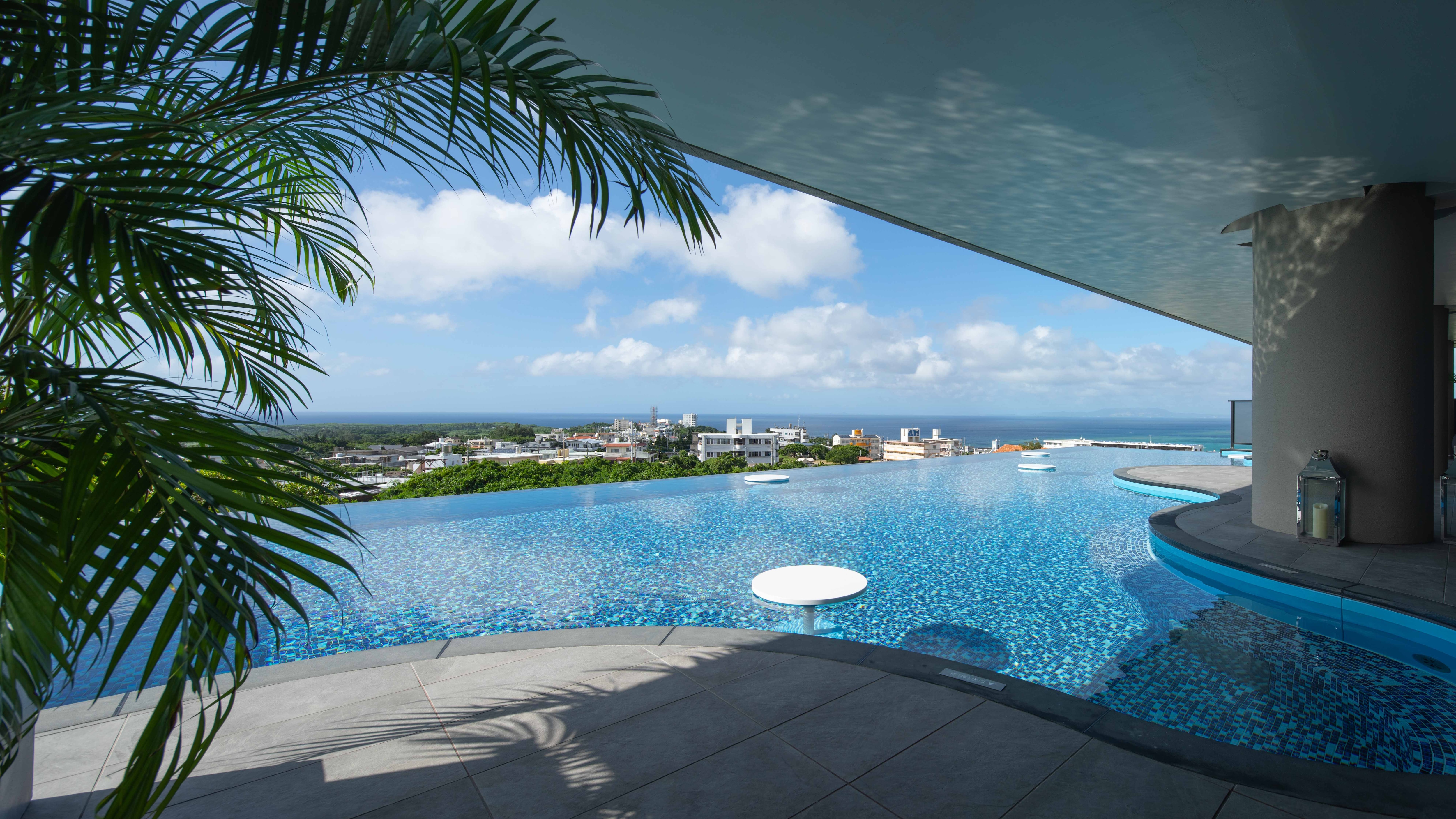 Infinity pool (heated, year-round)