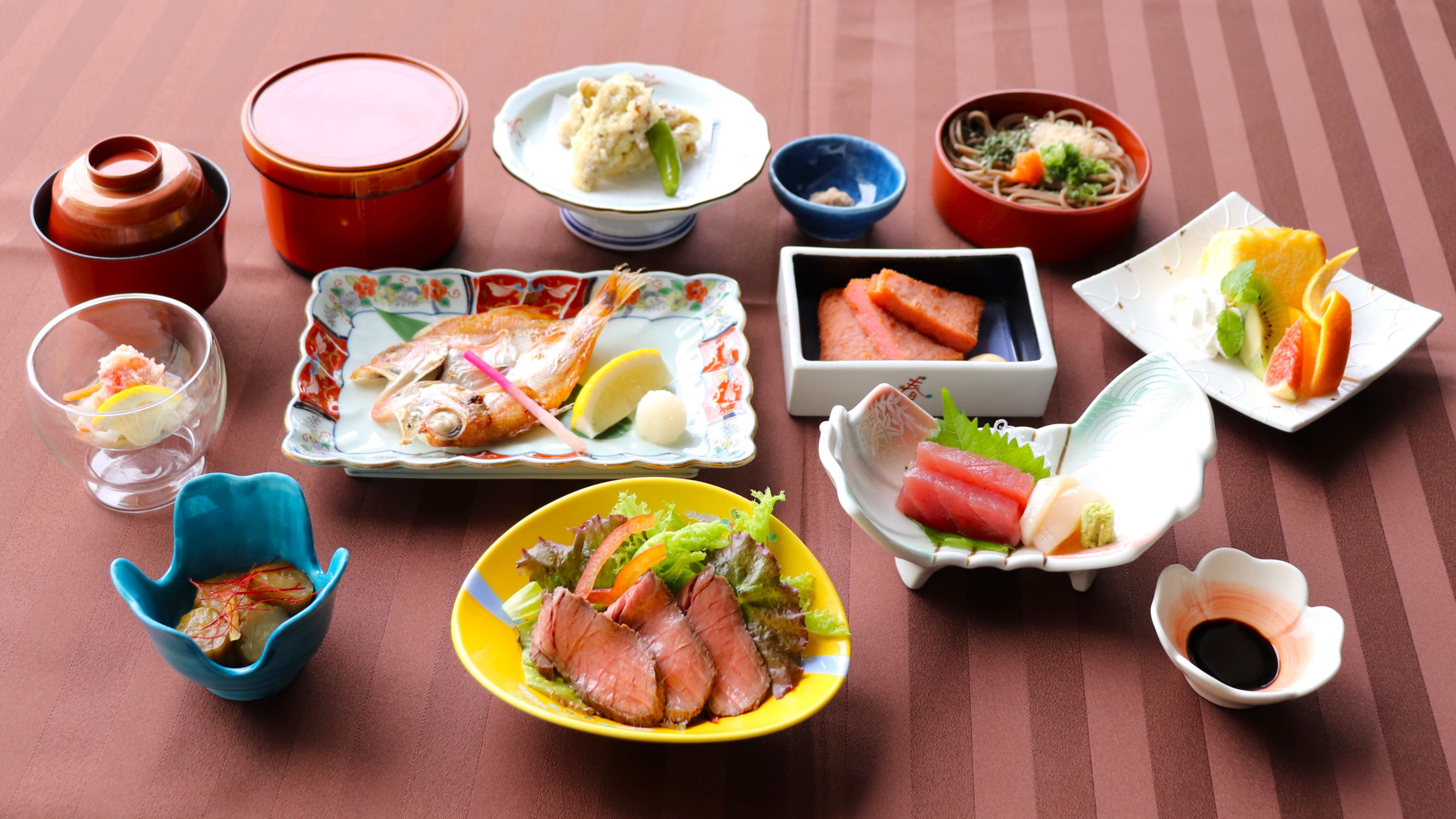 [Dinner] "Shinwa Gozen" is a sophisticated meal made with carefully selected ingredients from the Sanin region, with sashimi, roast beef, and dessert added.