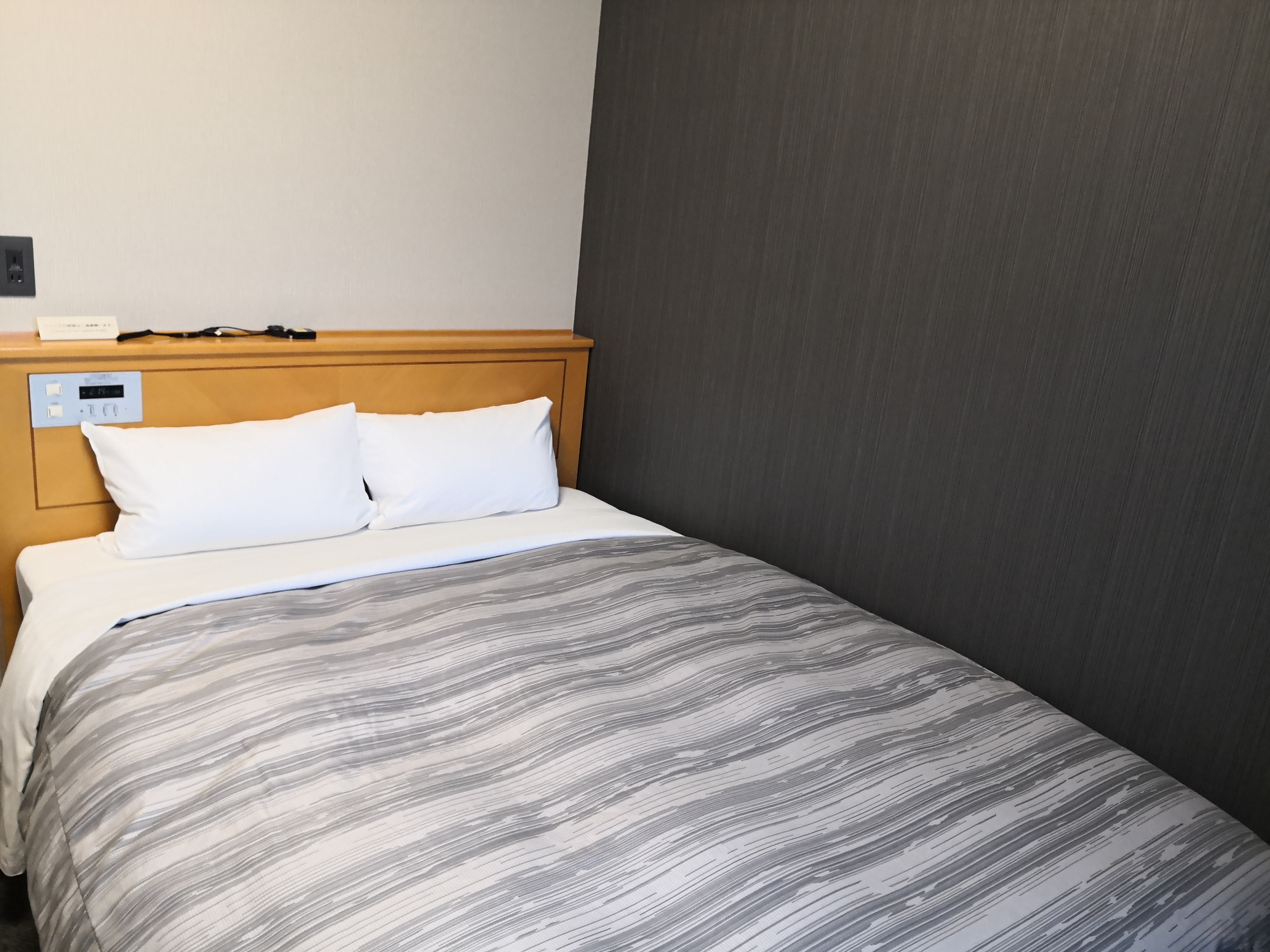 Semi-double room ◇ Renewal completed in August 2019 ◇ 140 cm wide spacious bed and free Wi-Fi