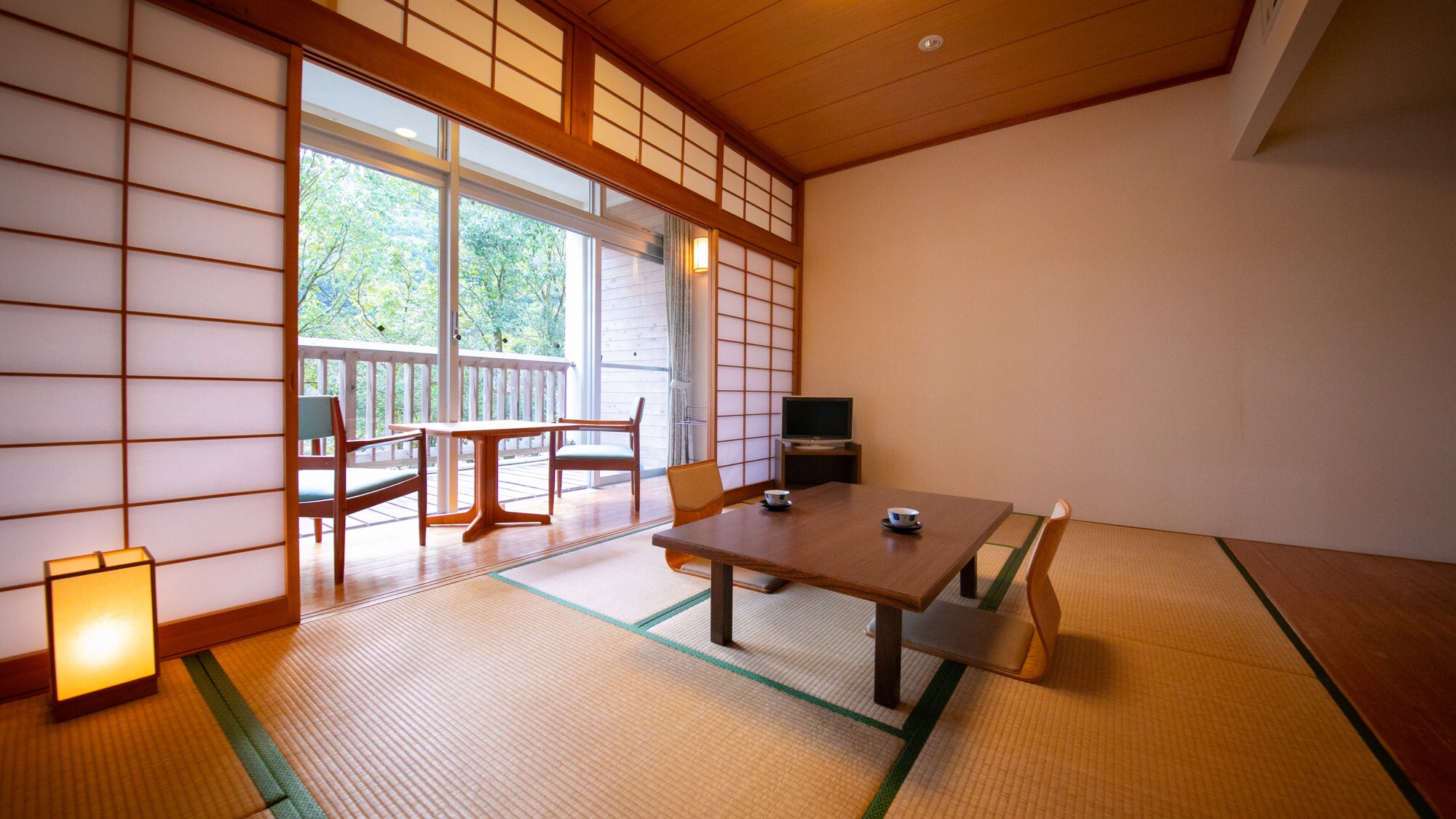 [Japanese-style room] Enjoy the sound of the river and the greenery of the evergreen forest from the window.
