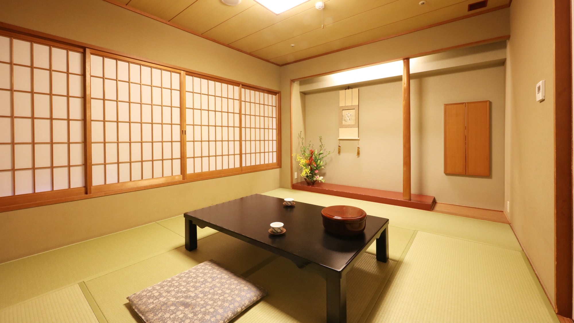 *[Japanese-style room 10 tatami mats] Maximum 4 people, recommended for families, groups, and single use